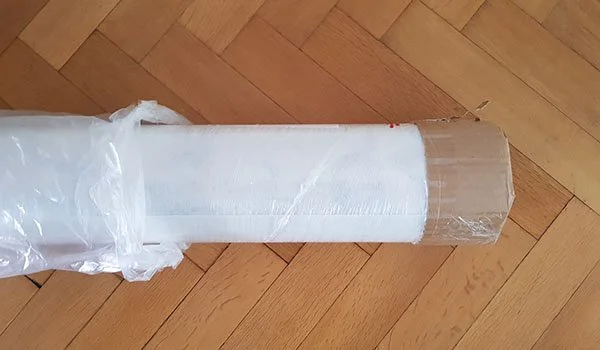 1. Auspacken.

Verpackung vorsichtig entlang der weißen, unbedruckten Bereiche öffnen und Material entnehmen.