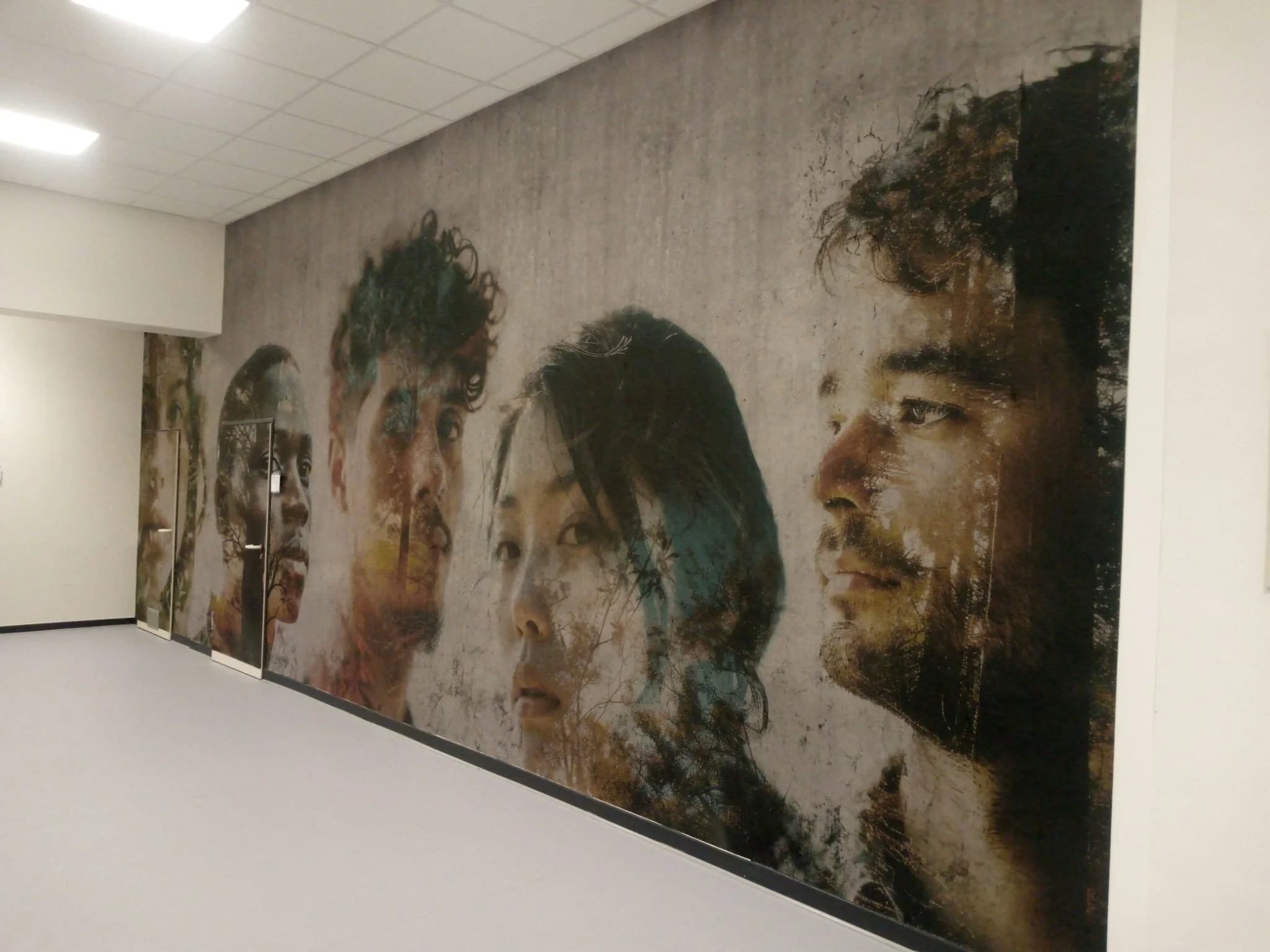 Wandkunst mit den Gesichtern verschiedener Menschen in Überlappung, realistische Porträts, Farbkombinationen in Braun, Schwarz und Sepia