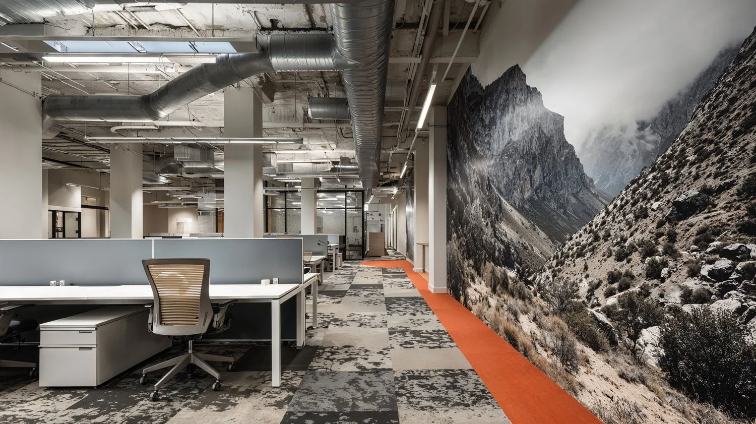 Innenraum mit Swimmingpool und verzierten Wänden, Sonnenlicht durch Fenster