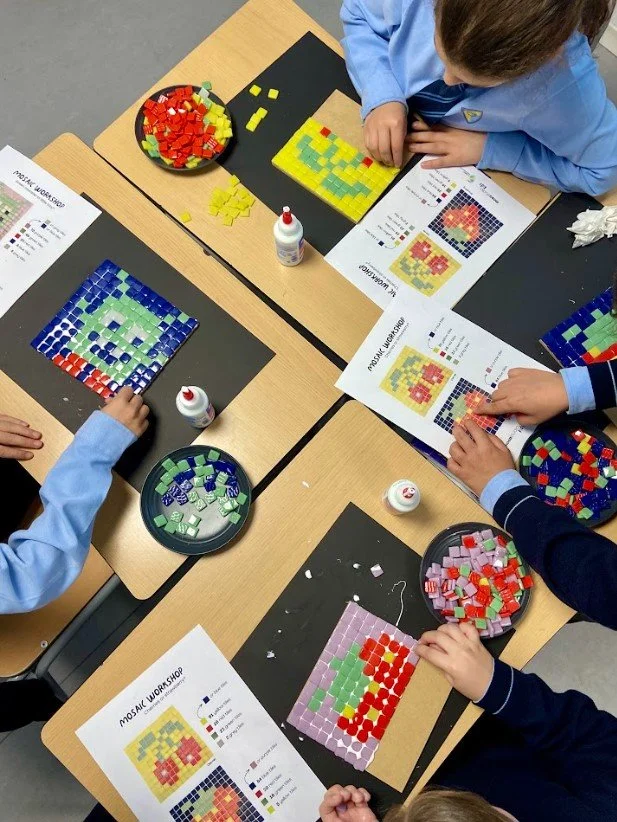 Talleres de mosaico para niños y escuelas. Clases de mosaico infantil. Talleres infantiles Madrid de mosaico
