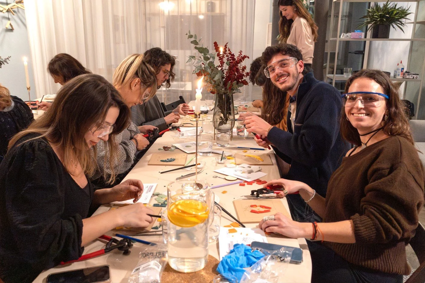 Team building original en Madrid. Taller de mosaico para empresas. Team building original y personalizado en Madrid y España. 