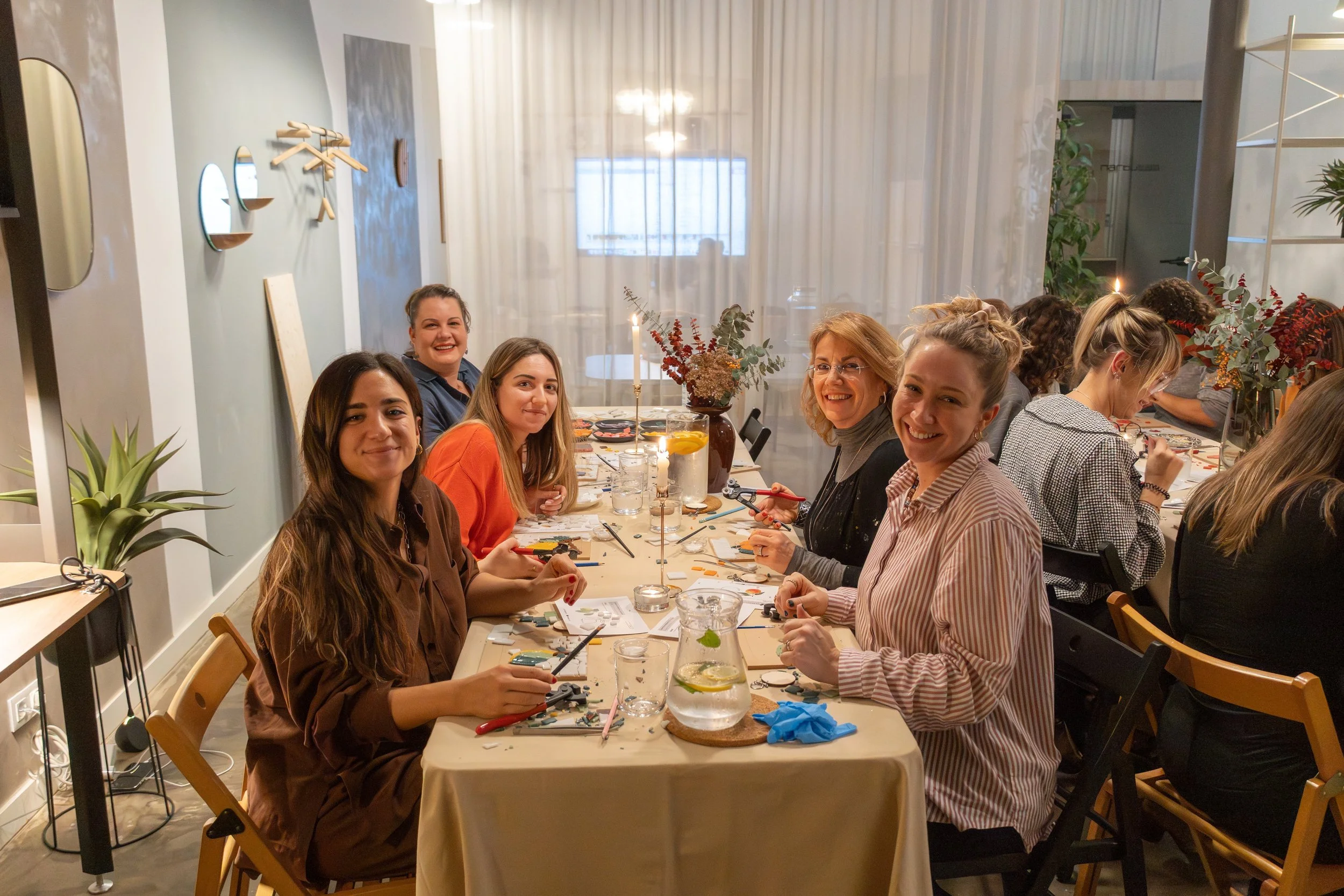 Team building original en Madrid. Taller de mosaico para empresas. Team building original y personalizado en Madrid y España. 