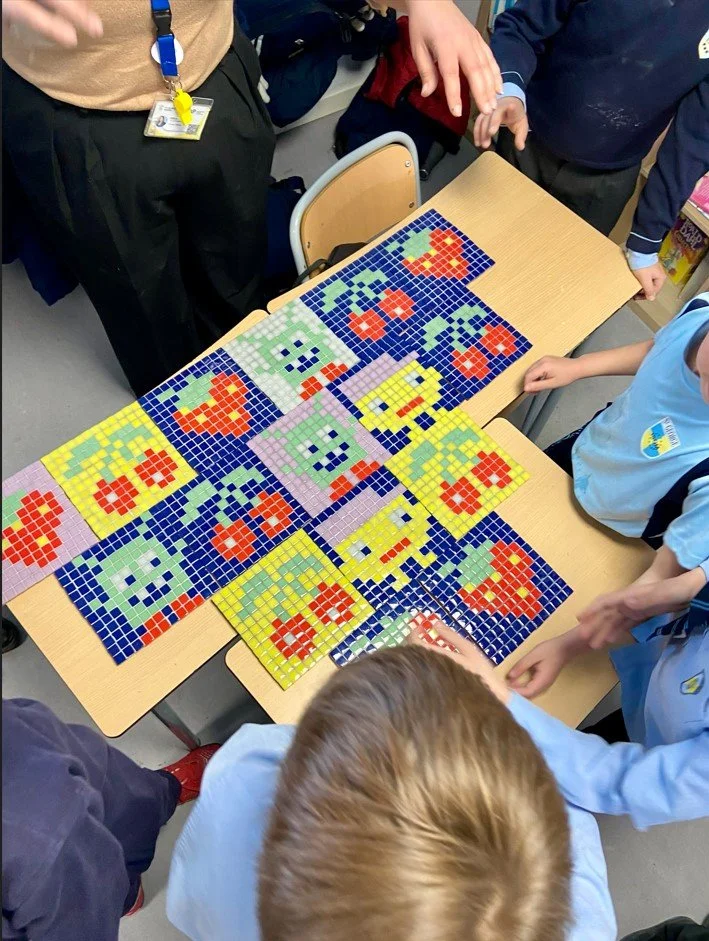 Talleres de mosaico para niños y escuelas. Clases de mosaico infantil. Talleres infantiles Madrid de mosaico