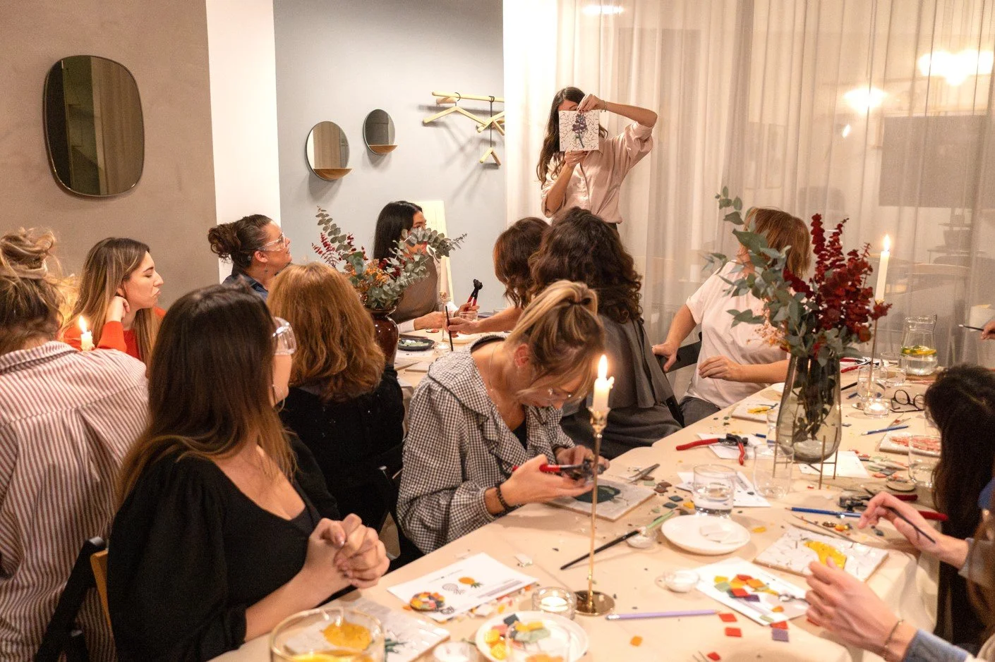 Team building original en Madrid. Taller de mosaico para empresas. Team building original y personalizado en Madrid y España. 