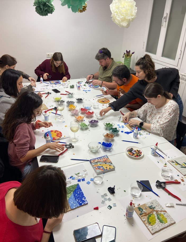 creando piezas únicas de mosaico en Madrid