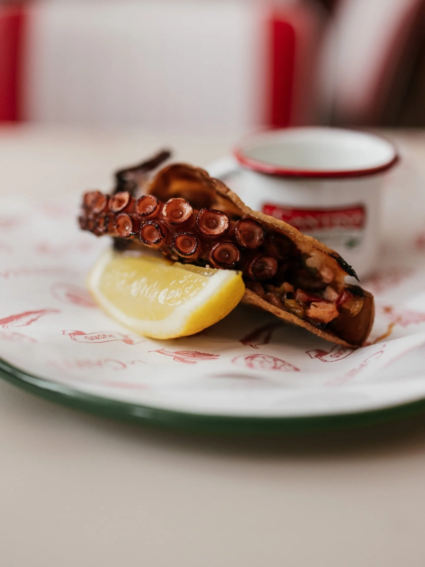 Taco de pulpo ribeteado. Mira nada m&aacute;s.
 
Pasado por la parrilla con una salsa casera de chiles toreados🌶️

📍Los esperamos de martes a s&aacute;bados en Ponzano 60.

#ponzano #madrid #m&eacute;xico #chamberi #cantina