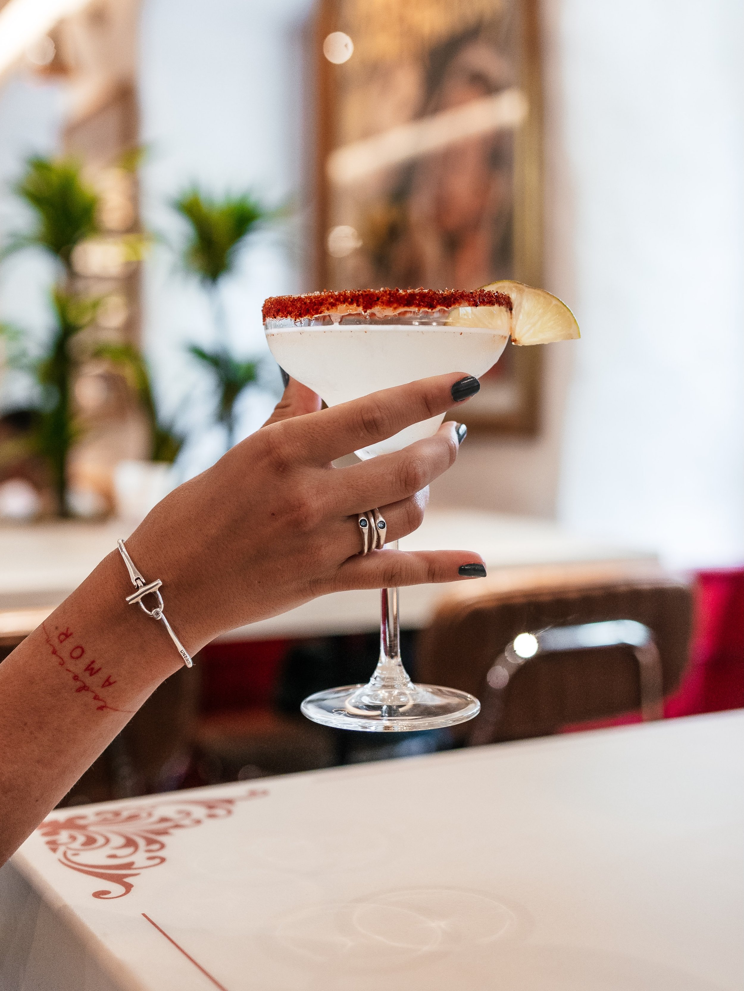 Ya es viernes y se antoj&oacute; un trago.

Alta cocteler&iacute;a mexicana con una amplia selecci&oacute;n de tequilas y mezcales.

Cocina abierta todo el d&iacute;a de 14:00 a 00:00
📍Ponzano 60. 

#LaCantina #MexicanosenMadrid #M&eacute;xico #Ponz
