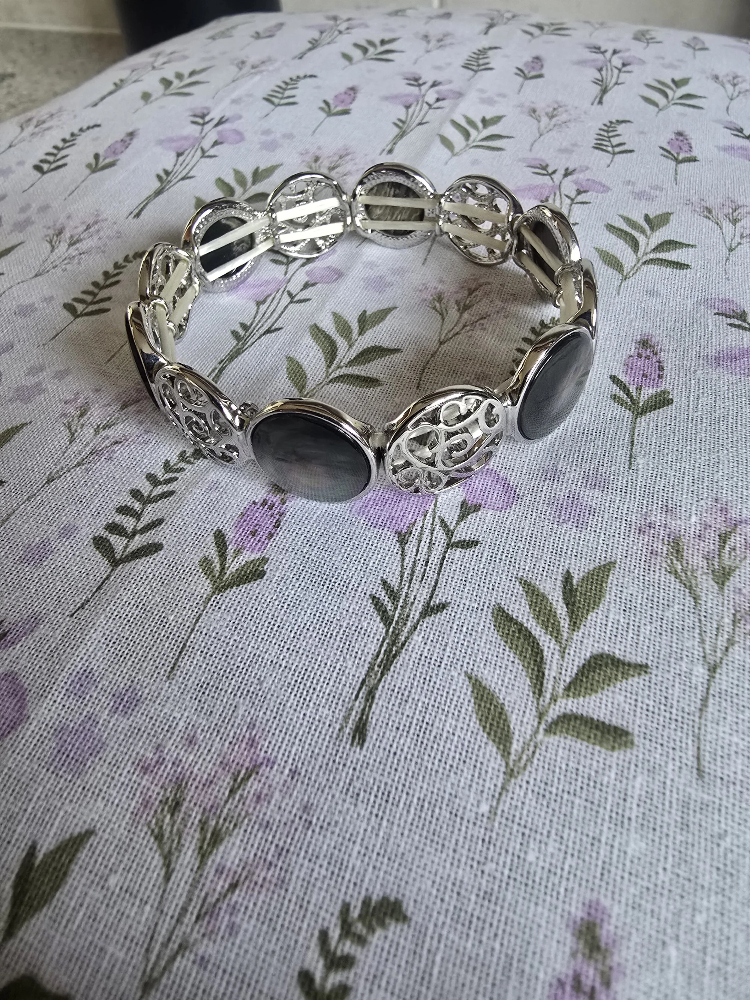 Equilibrium stretchy link bracelet