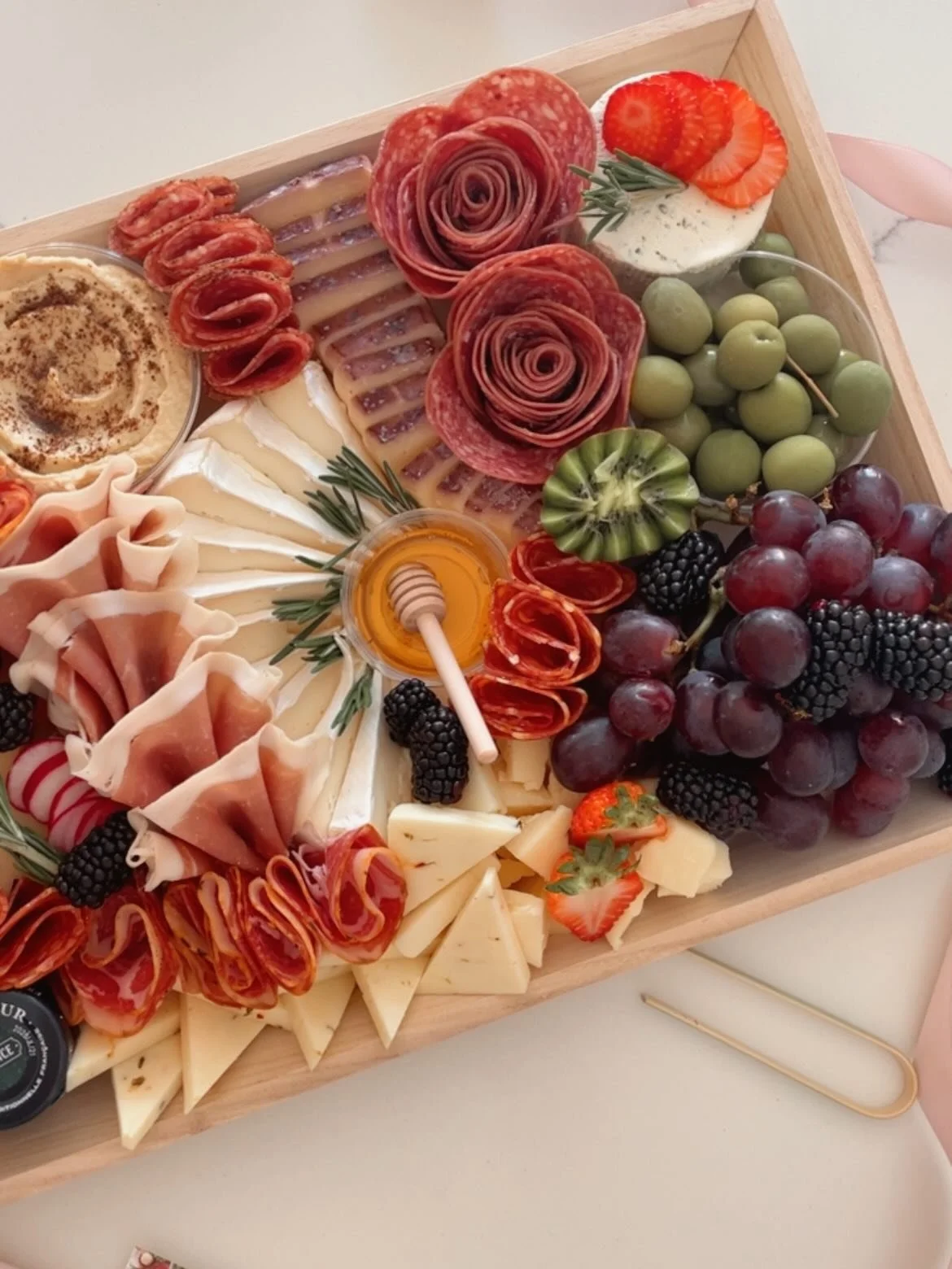 The edible centrepiece. 🤩

#charcuterieboard #grazeboard #grazingtablesandcheeseboards #grazingtable #privateparty privatecatering corporatecatering officeluncheon corporategifting