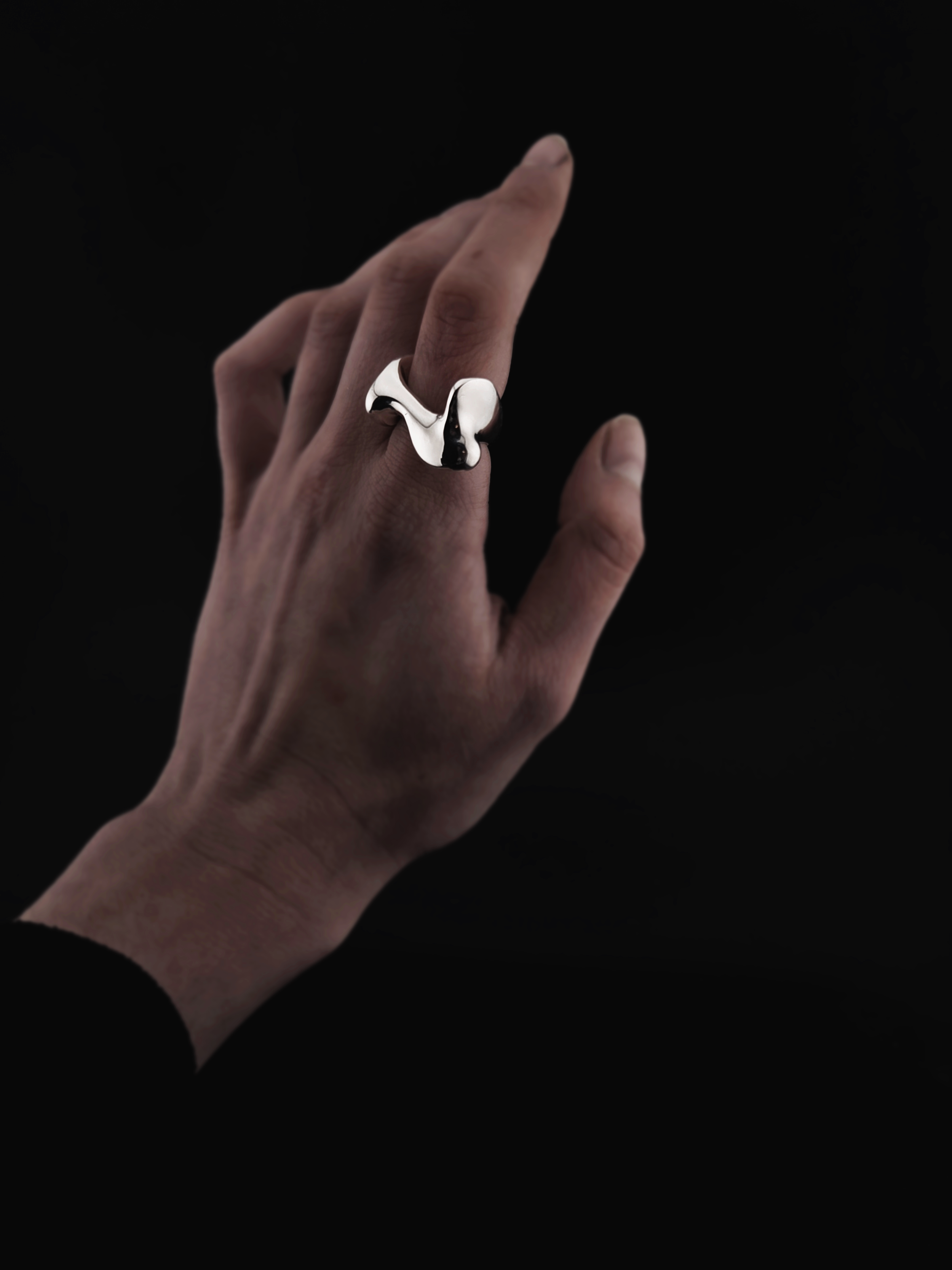 myrto-klimi-liquid-i-silver-ring-worn-02.png