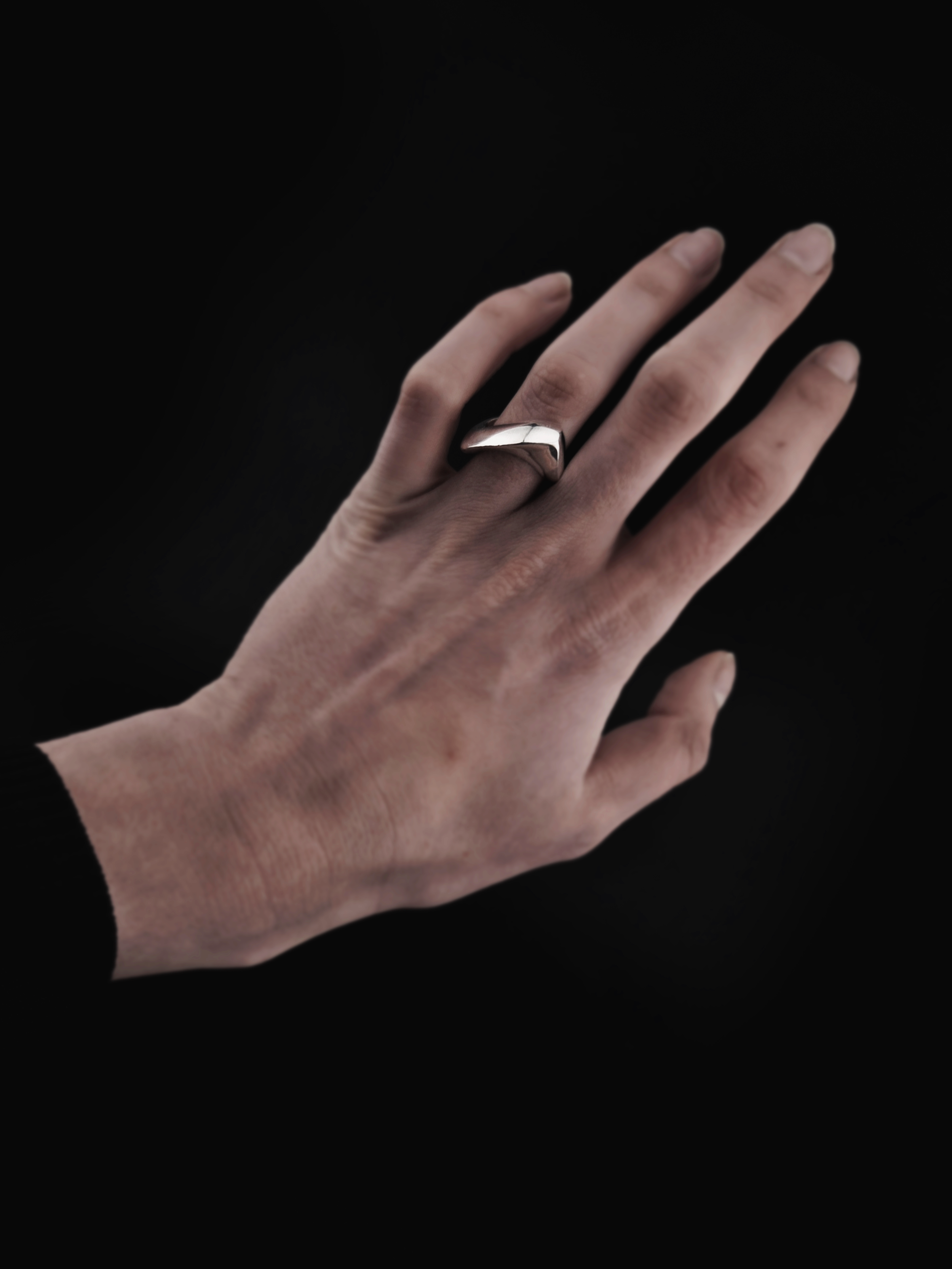 myrto-klimi-edge-ii-silver-ring-worn-04.png