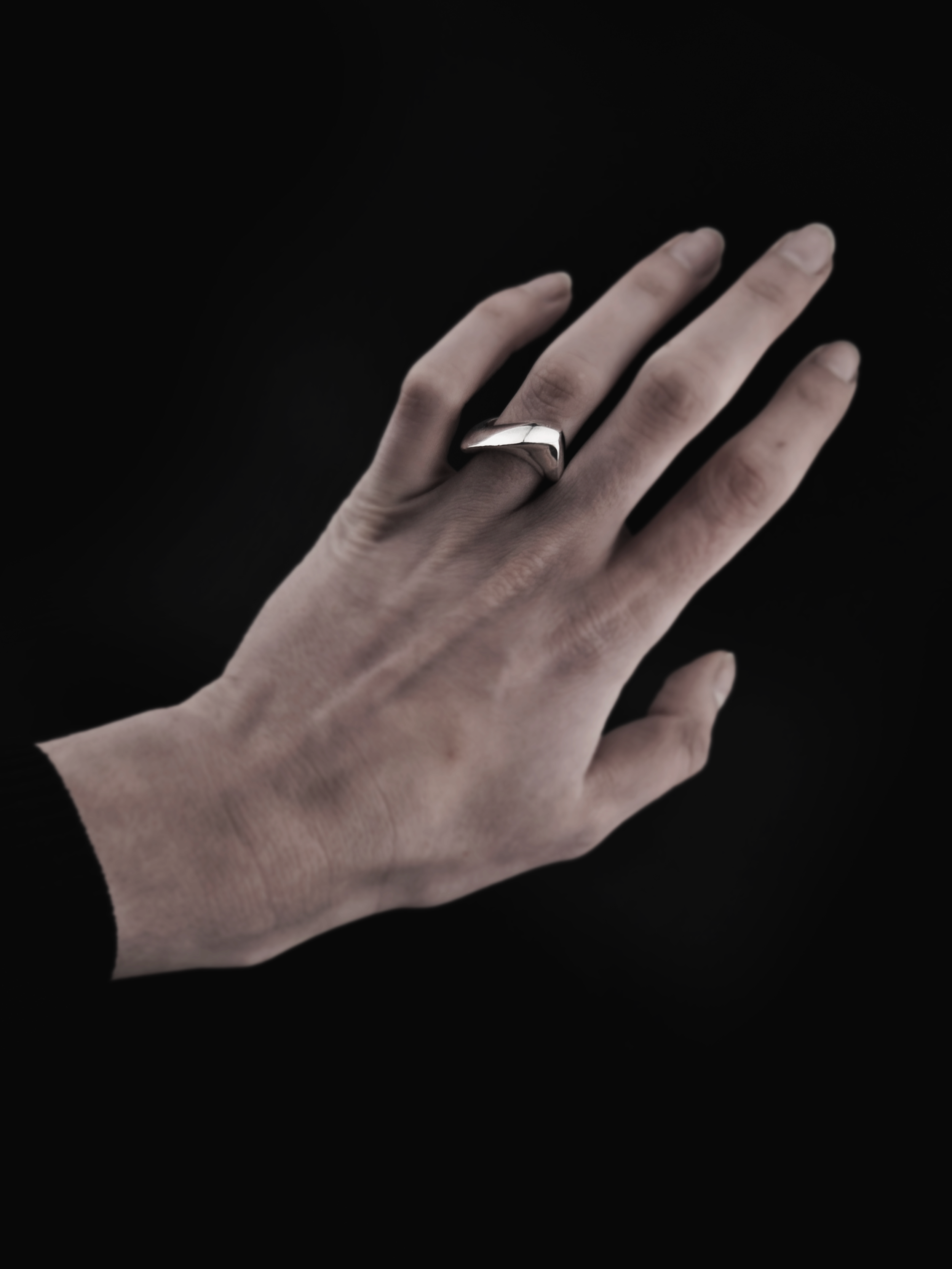 myrto-klimi-edge-ii-silver-ring-worn-04.png