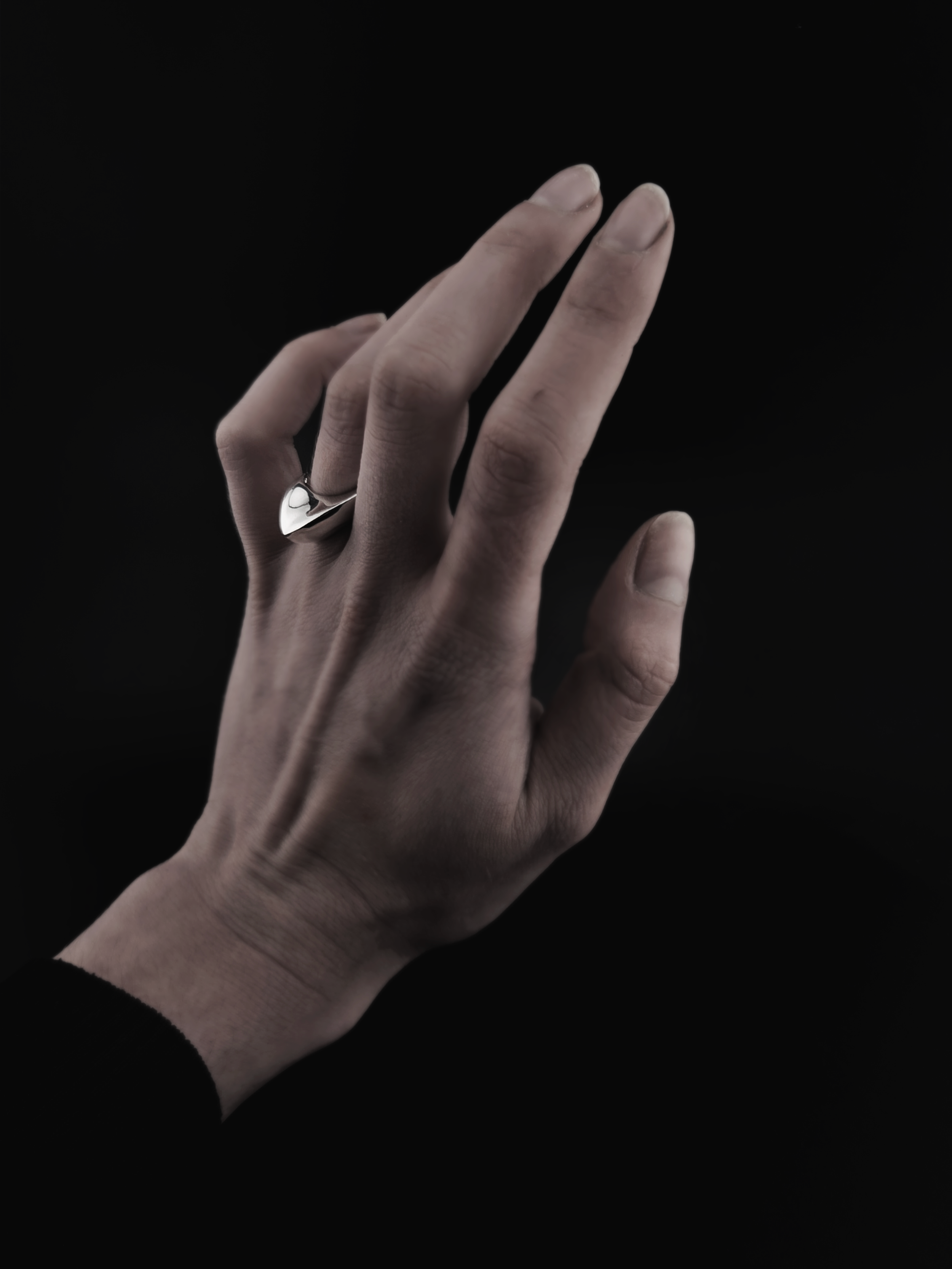myrto-klimi-edge-ii-silver-ring-worn-01.png