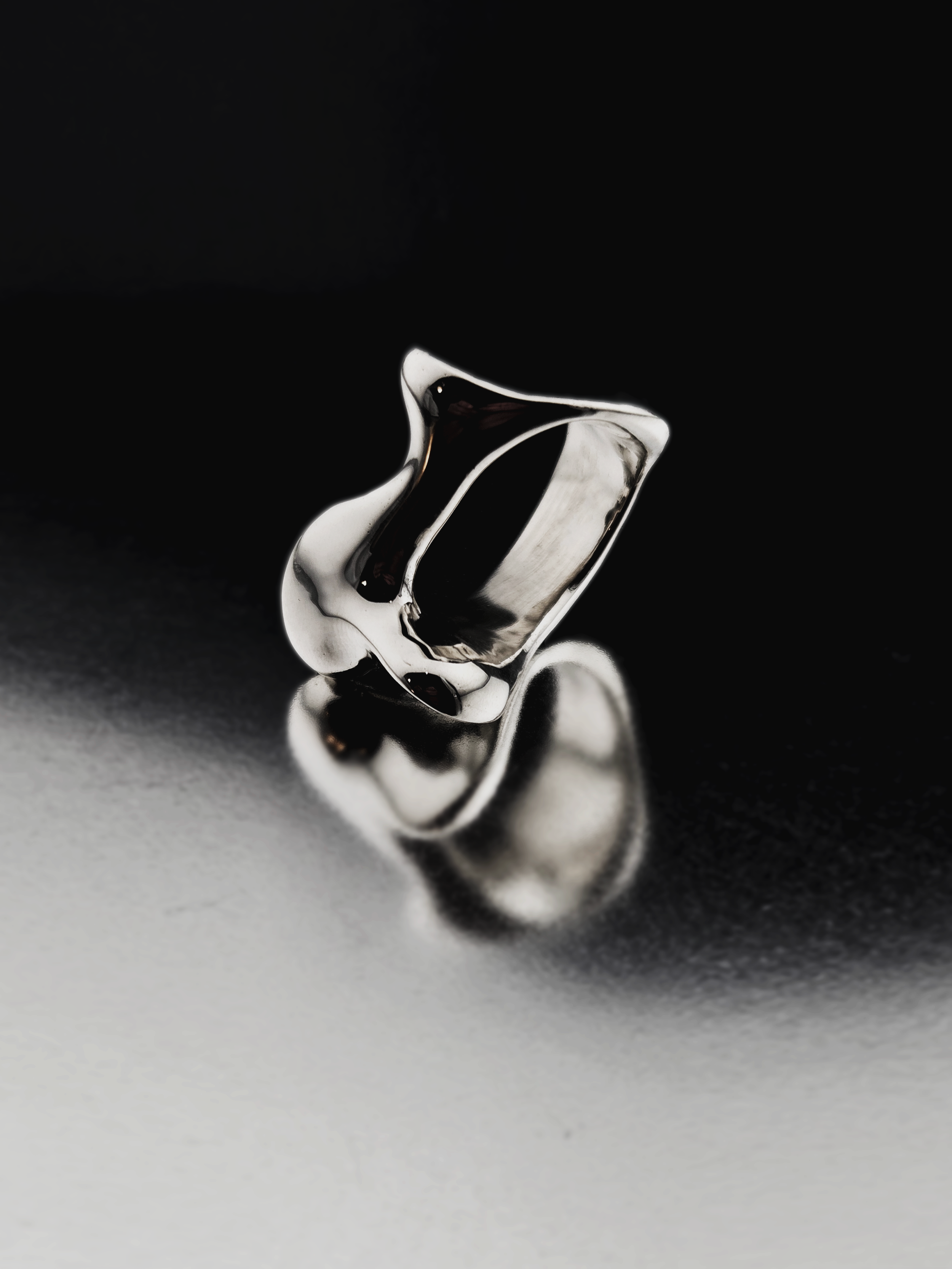 myrto-klimi-liquid-i-silver-ring-01.png