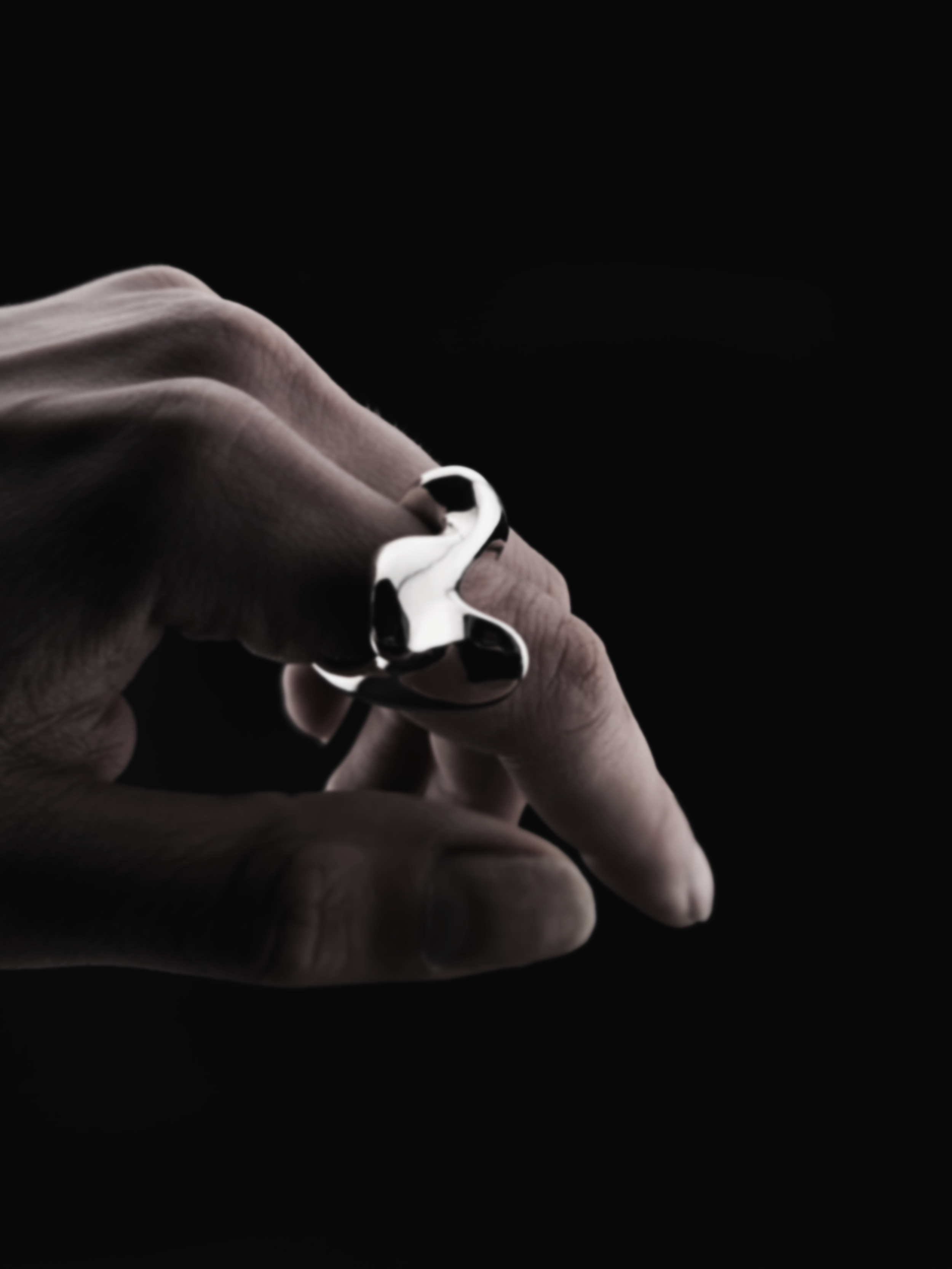 myrto-klimi-liquid-i-silver-ring-worn-04.png