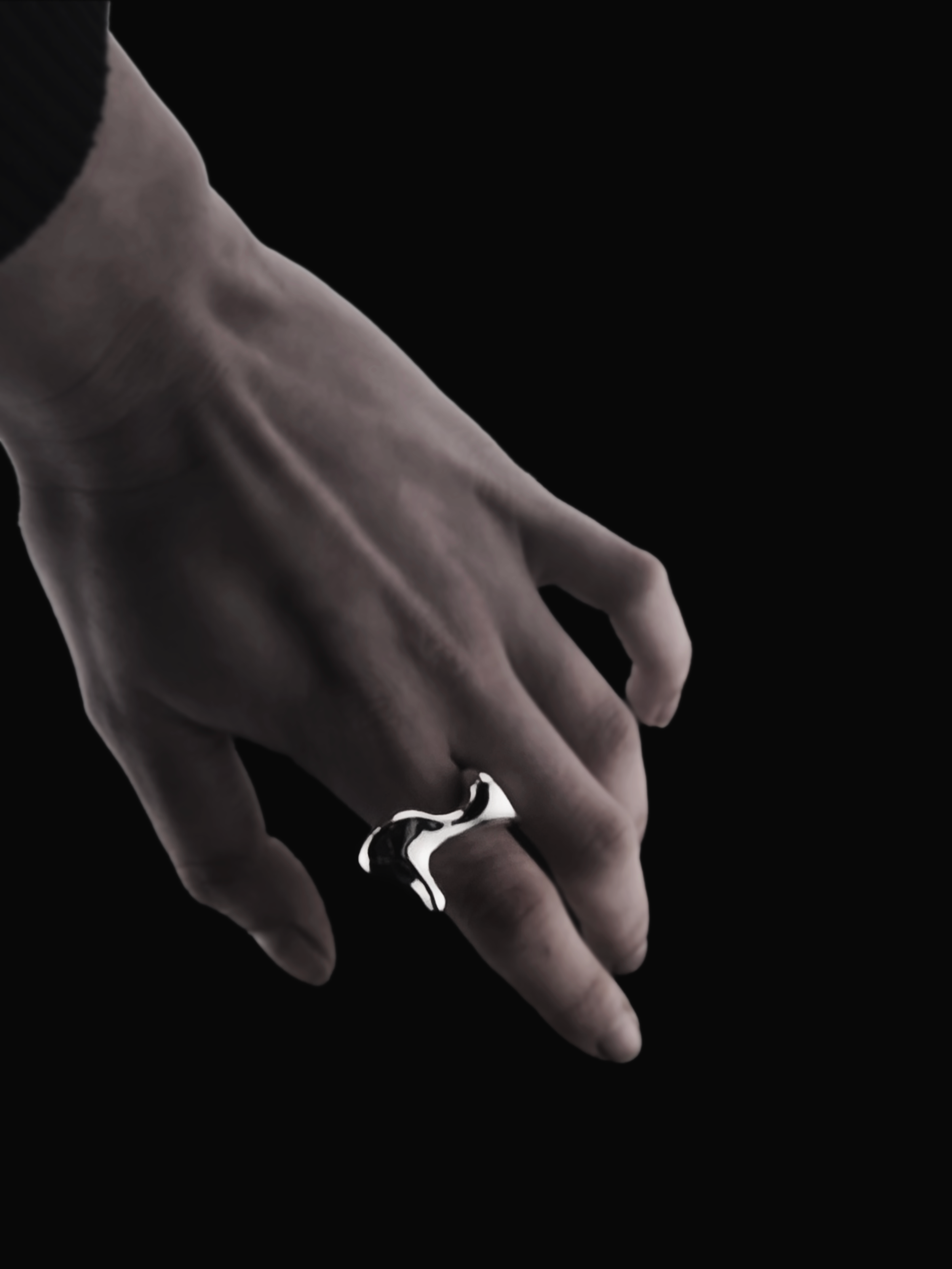 myrto-klimi-liquid-i-silver-ring-worn-01.png