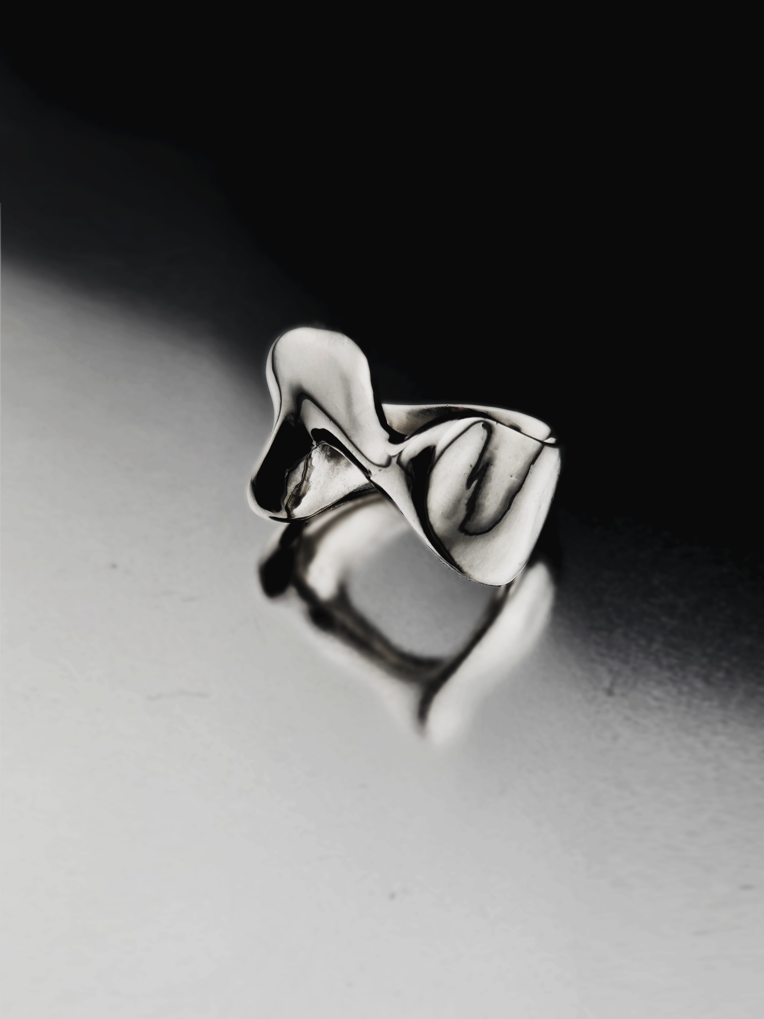 myrto-klimi-liquid-i-silver-ring-02.png