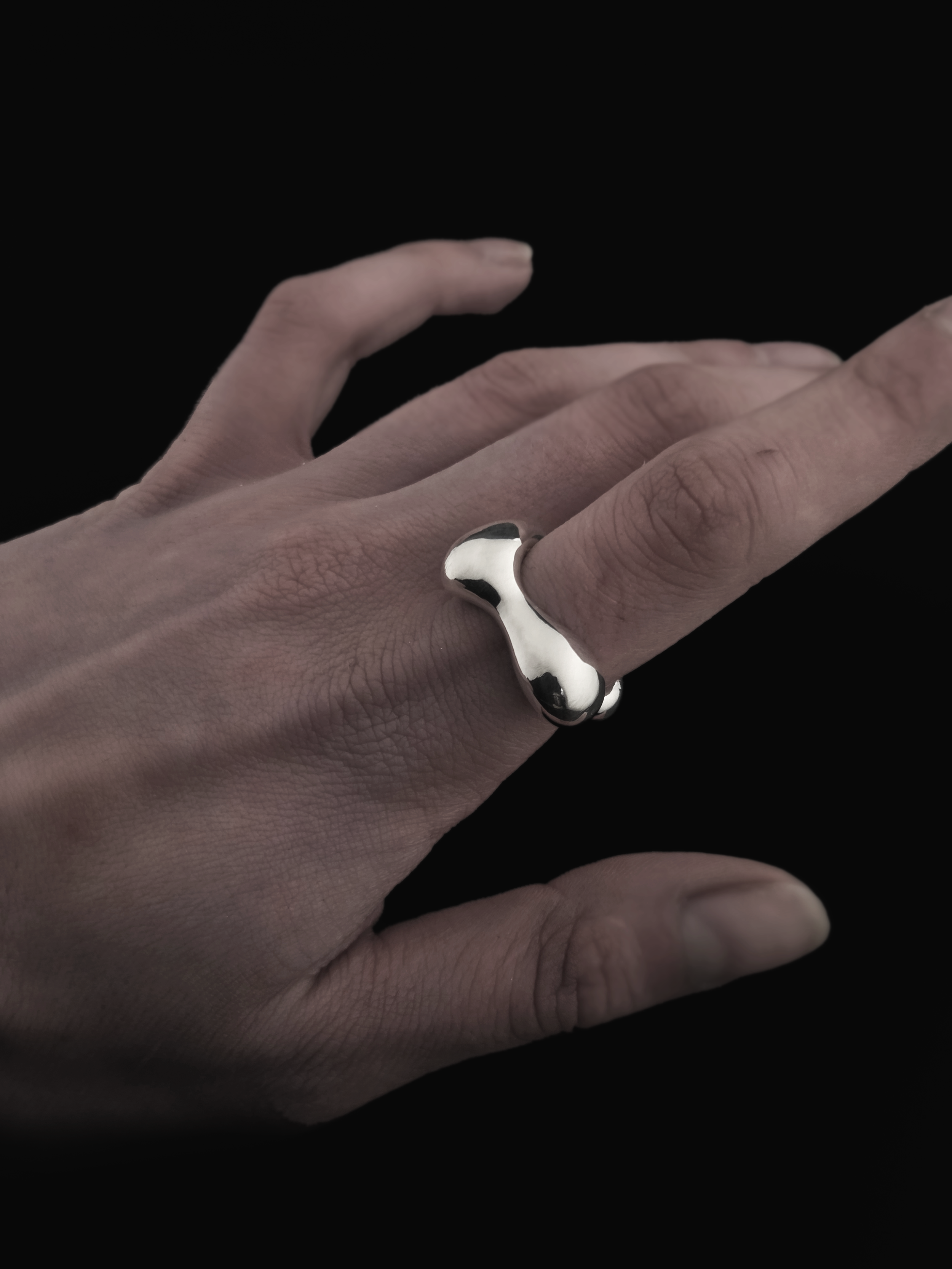 myrto-klimi-drop-iii-silver-ring-worn-01.png