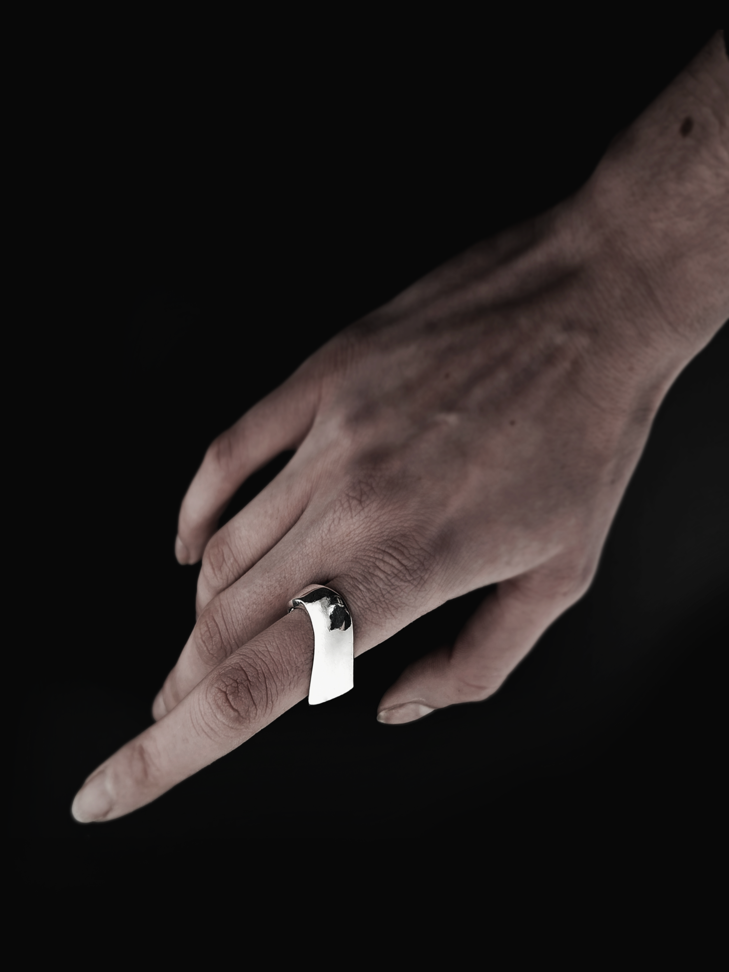 myrto-klimi-edge-i-silver-ring-worn-01.png