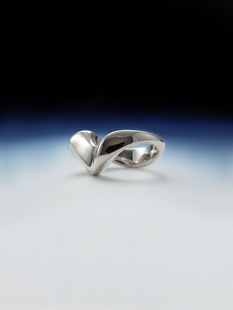 myrto-klimi-edge-iii-silver-ring-03.png