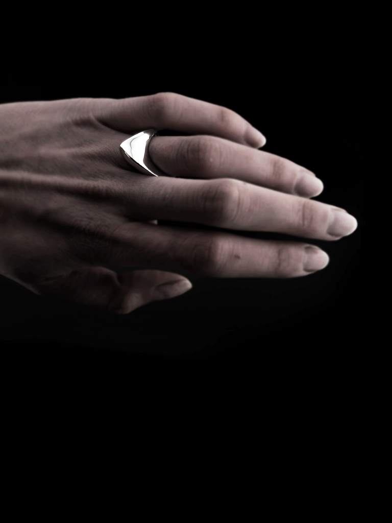 myrto-klimi-edge-ii-silver-ring-worn-01.png