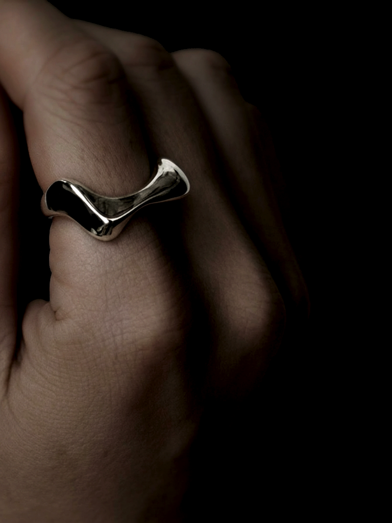 myrto-klimi-drop-vi-silver-ring-worn-01.png