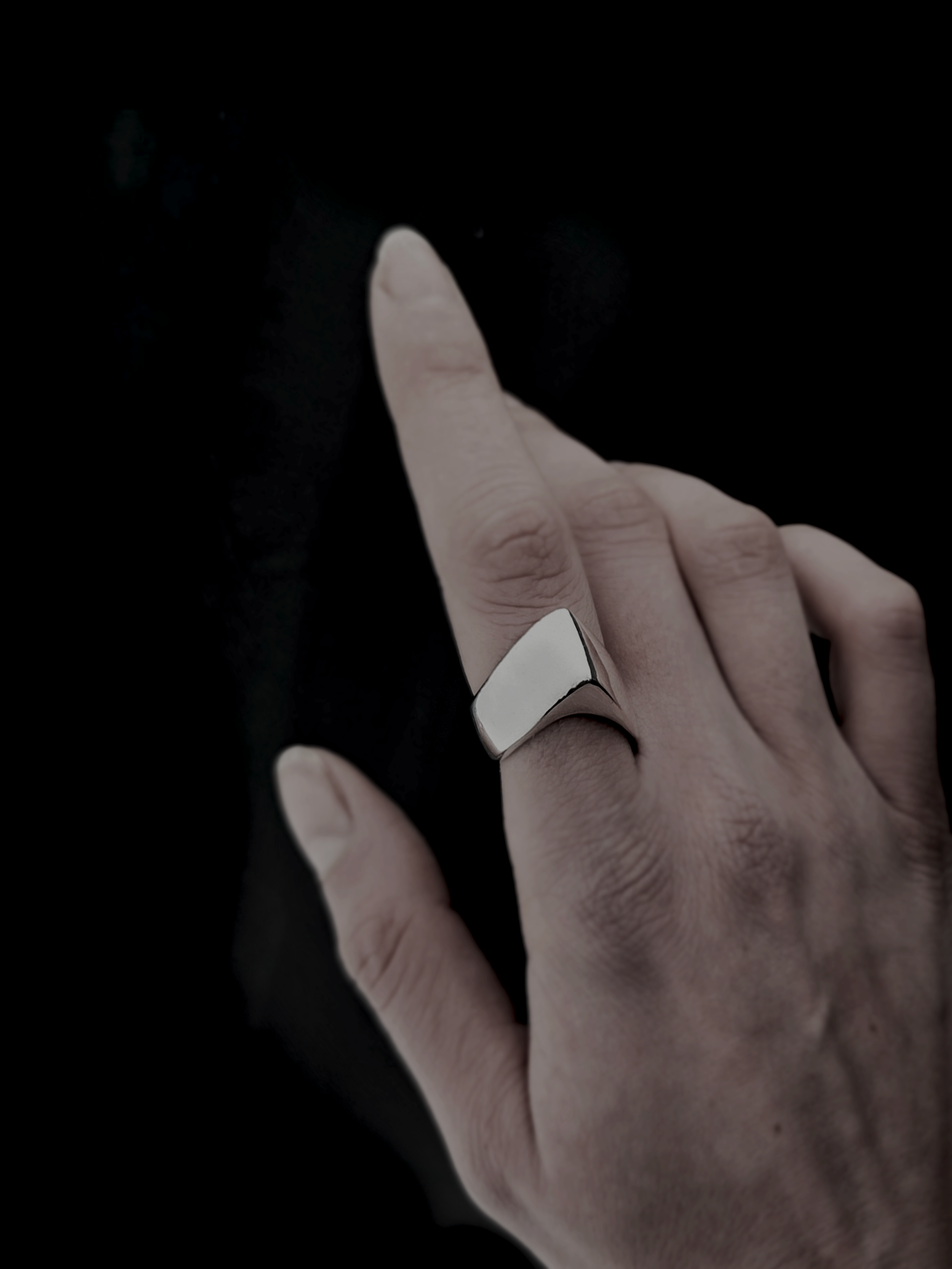 myrto-klimi-edge-i-silver-ring-worn-02.png