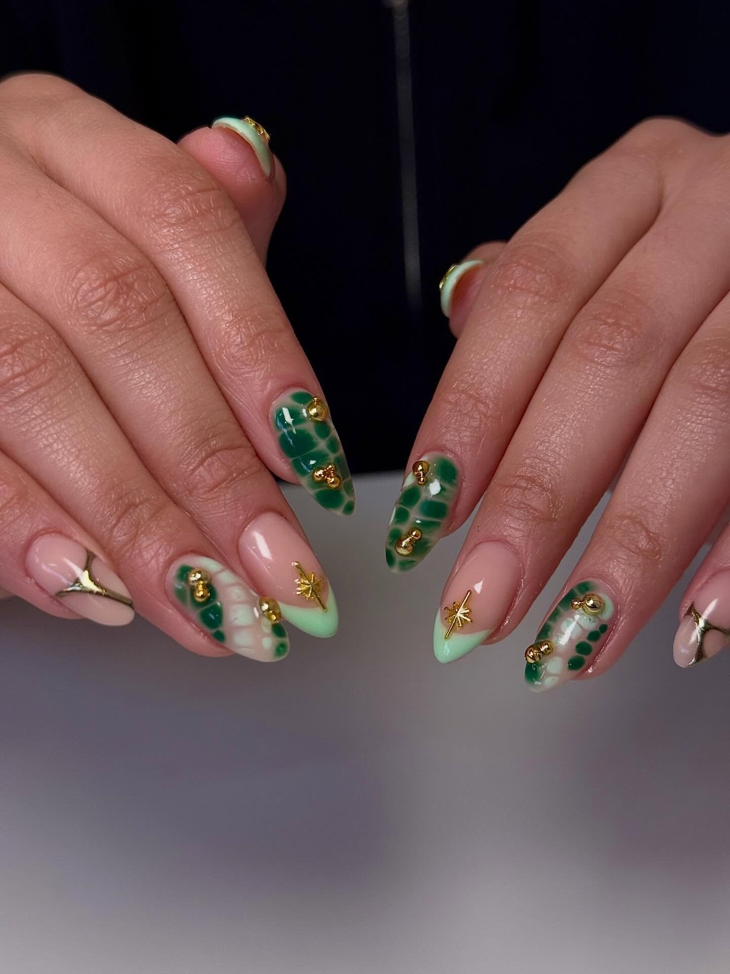 Green + Gold 

Service: Gel Overlay, Nail Art 2 

#torontonails #torontonailtech #russianmanicuretoronto #geloverlay #hardgel