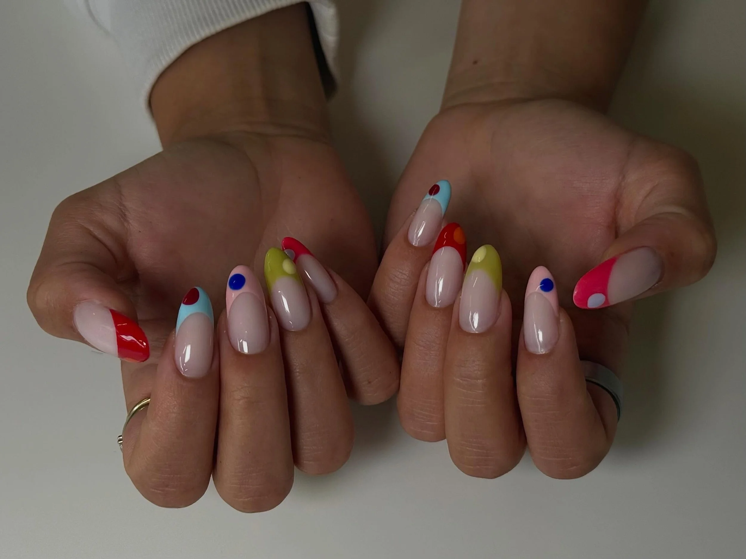 Fun Frenchies 🎨

#torontonails #torontonailtech #hardgelnails #frenchmanicure #springnailart