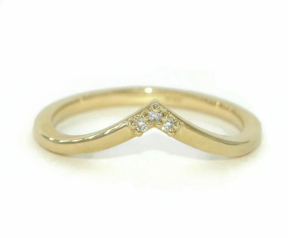 Flair Chevron 14k Gold Natural Diamond Wedding Band
