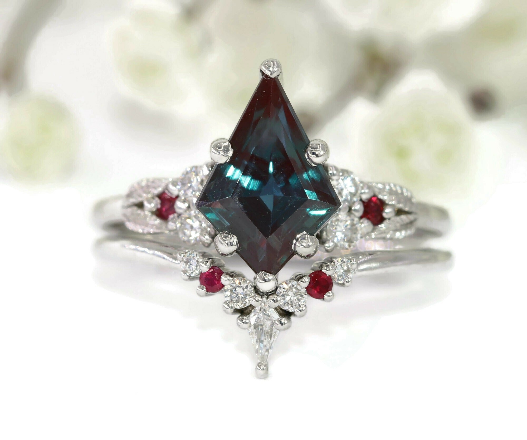 Kite Engagement Rings Set with Hand Engraved Nature Inspired Leaf Pattern