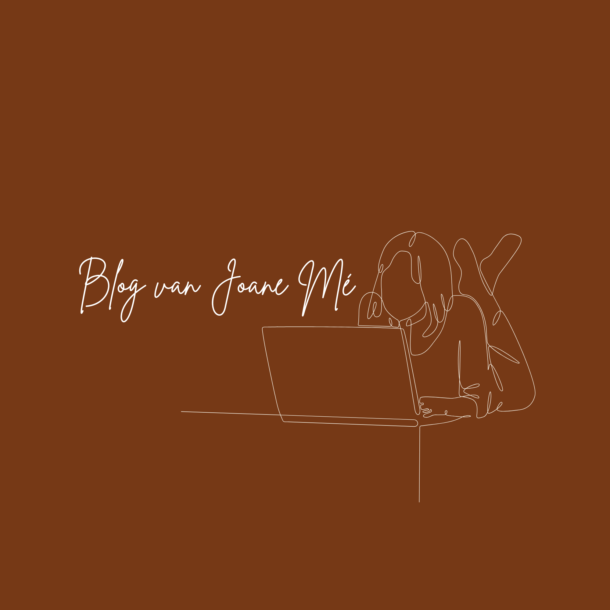 De afbeelding bevat een bruin achtergrond met witte tekst die zegt "Blog van Joane M" en een eenvoudige lijntekening van een persoon die op een laptop werkt, met enkele grote bladeren aan de rechterkant.