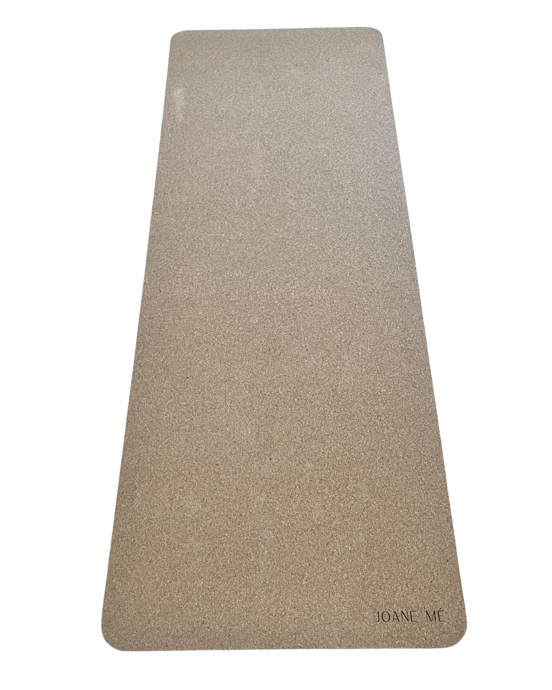 Sandkleurige yoga mat met de tekst 'Joane Mé' in de rechterbenedenhoek.