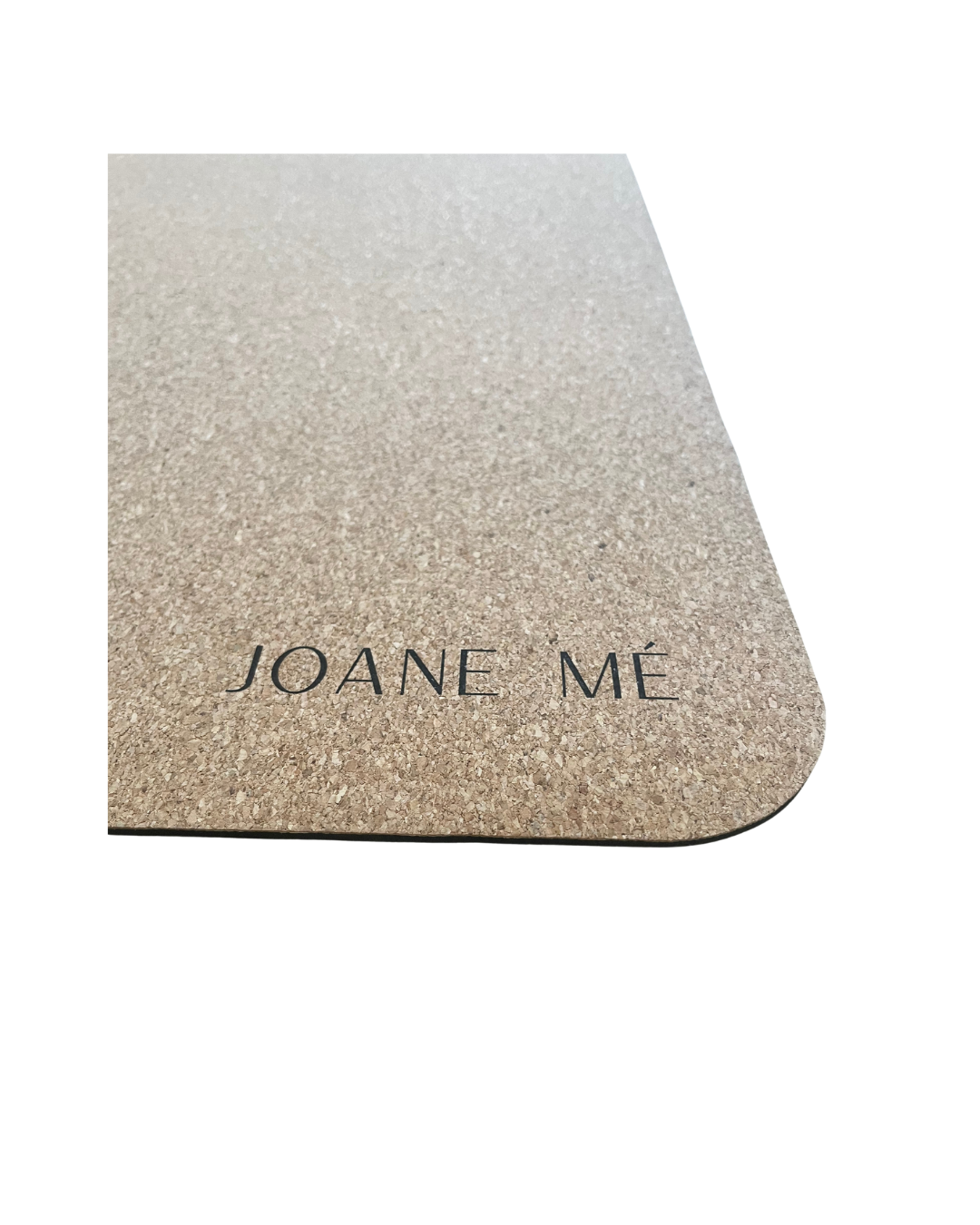 Close-up van een naamplaatje met de naam 'Joan Mé' op een geluiddempend oppervlak.