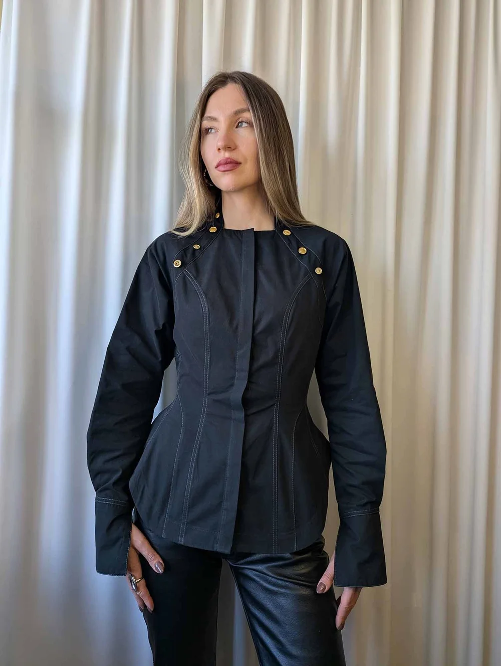 NORA вталена черна памучна риза със златисти копчета