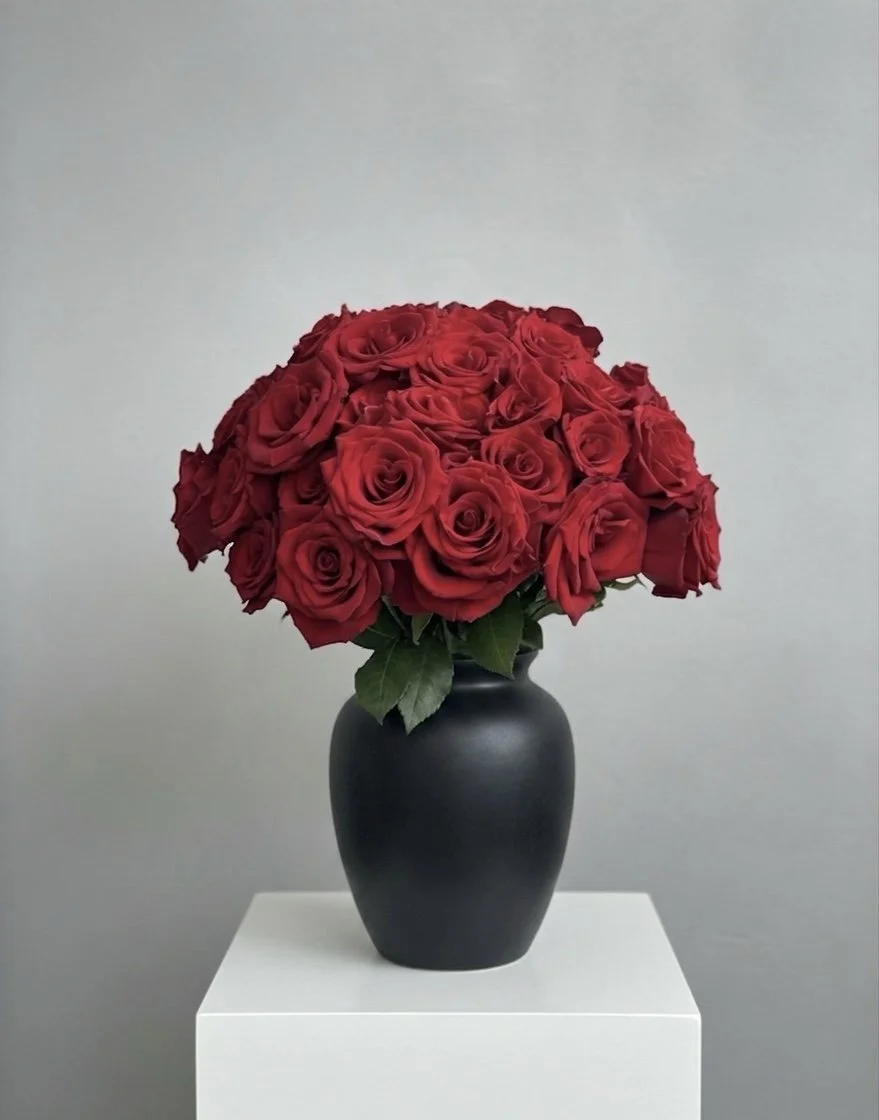 red-rose-black-ceramic-vase-classic-arrangement.jpg