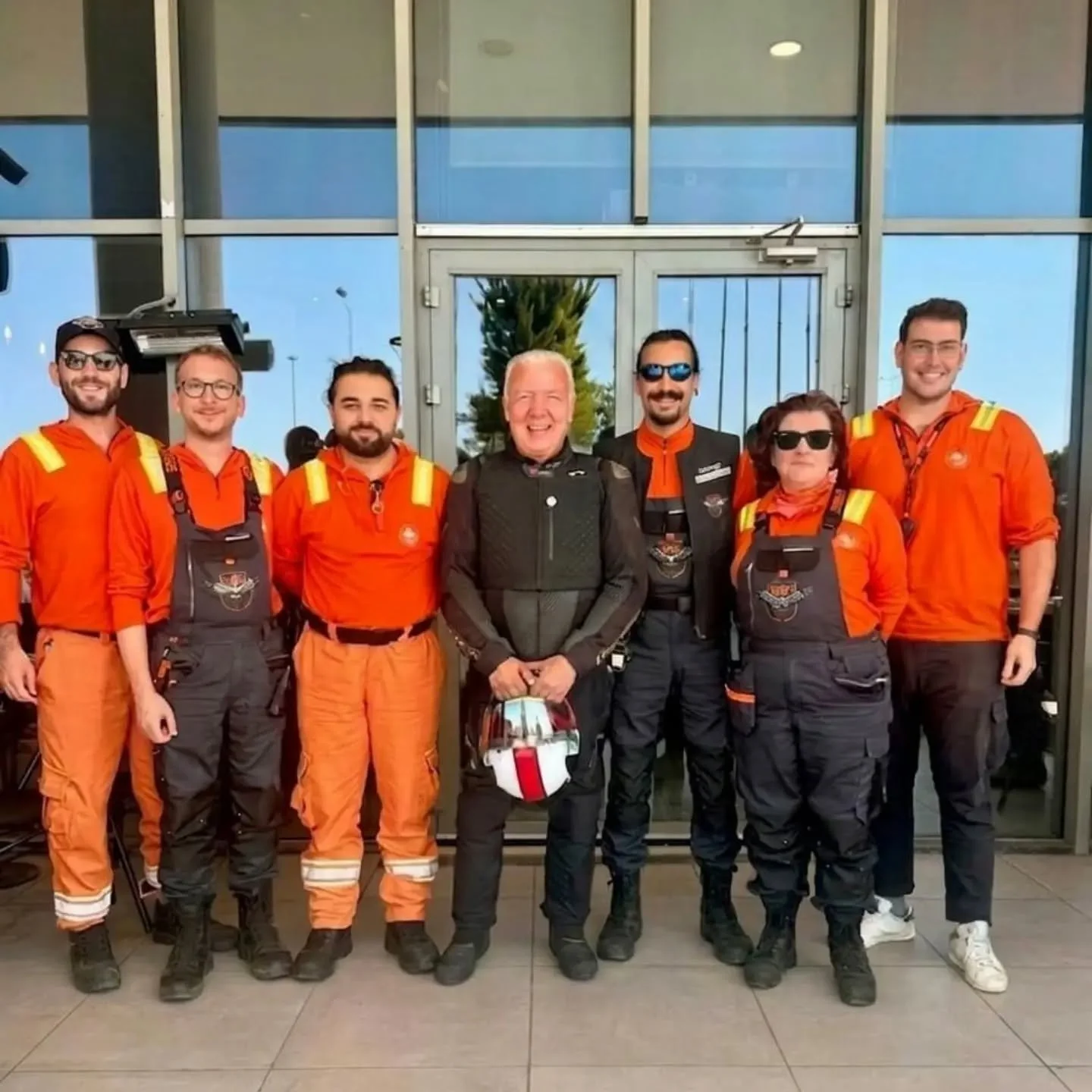 İki tekerin duayen ismi Zafer Ak&ccedil;ay ile keyifli karşılaşma...

Balikesir/ Susurluk  yangın g&ouml;revi d&ouml;n&uuml;ş&uuml;  molada karşılaştığımız sevgili hocamız bizleri onore eden  samimi yaklaşımı ile ekibe moral verdi...

#guvenlisurus #