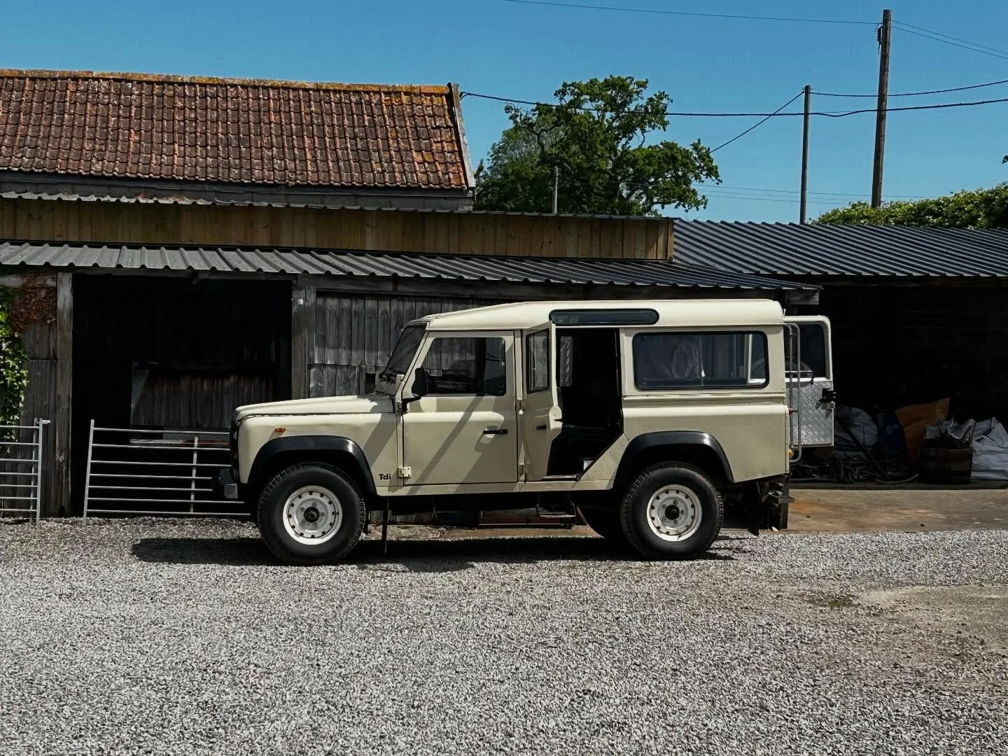 This beautiful Landy would look soooo good with our branding on its side&hellip;. Right?