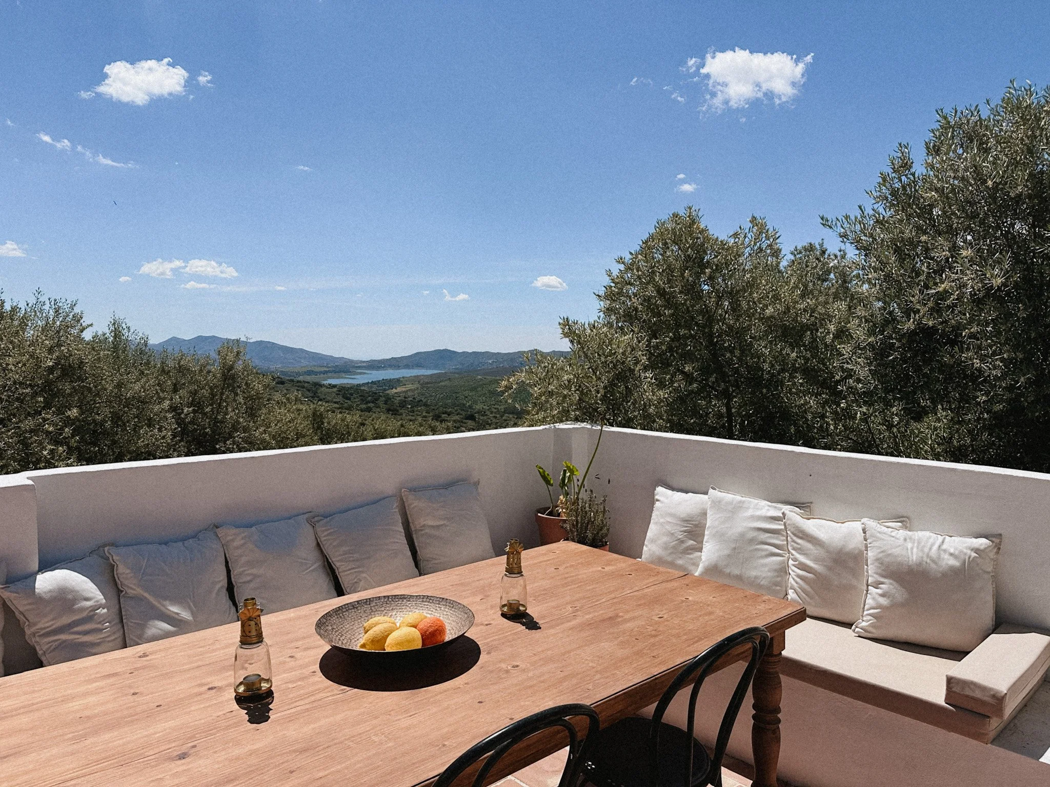 Loungehoek bij zwembad met zicht op stuwmeer en de zee