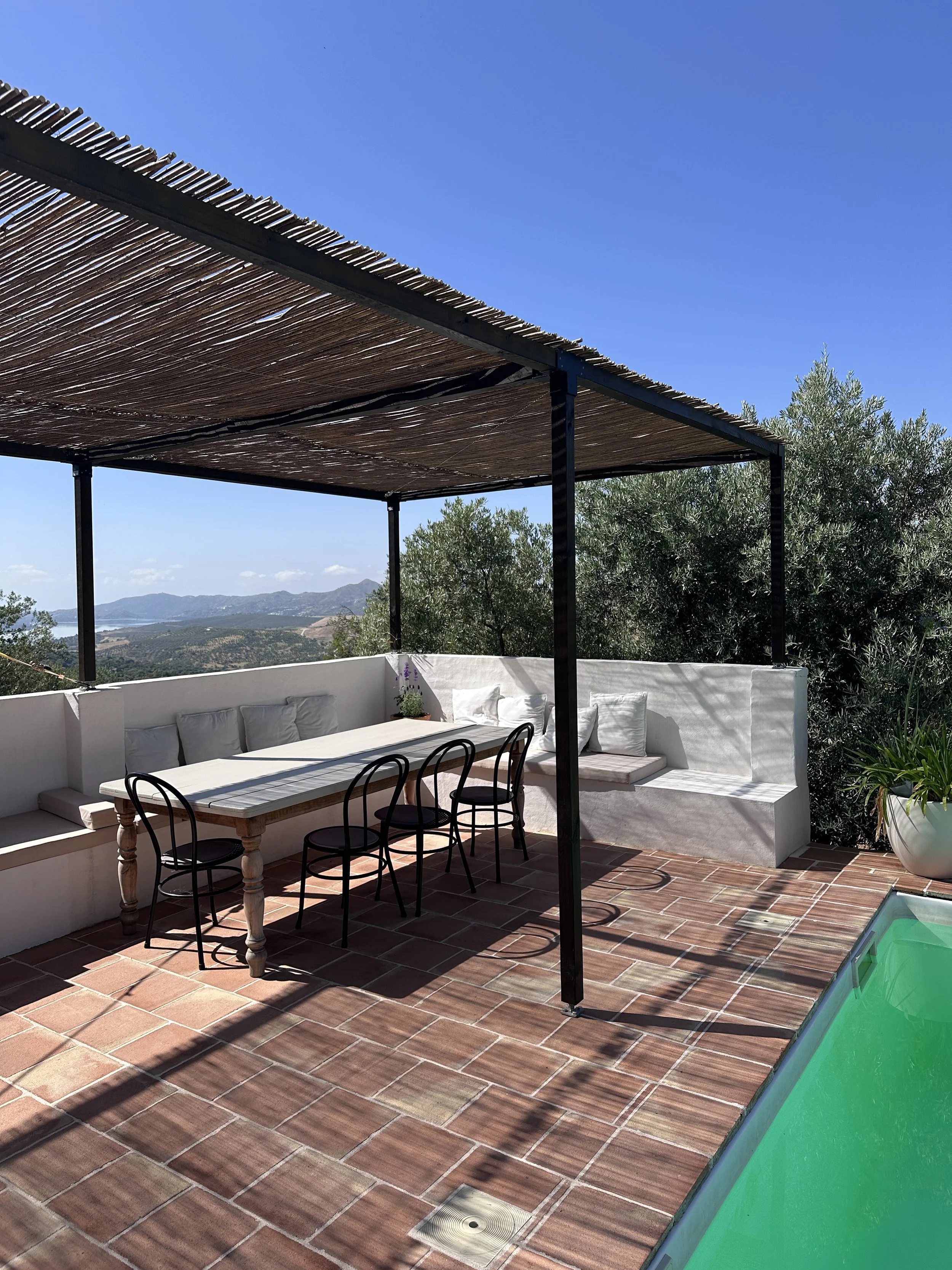 Loungehoek met barbecue en honesty bar