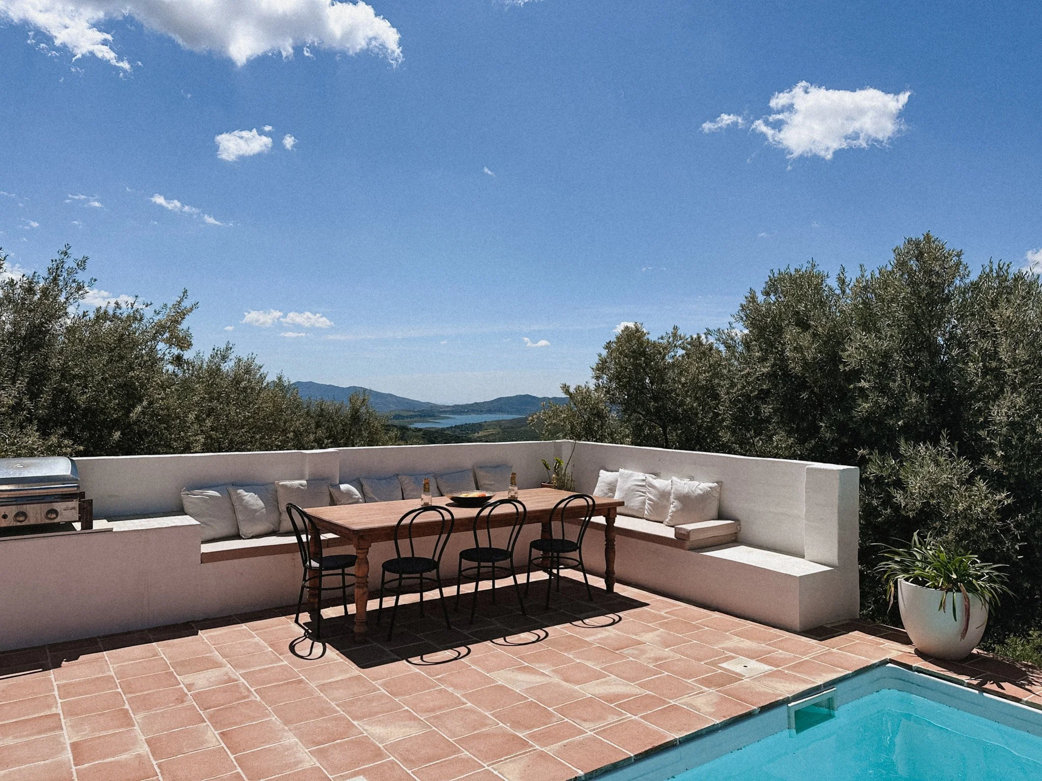 Barbecue met loungehoek