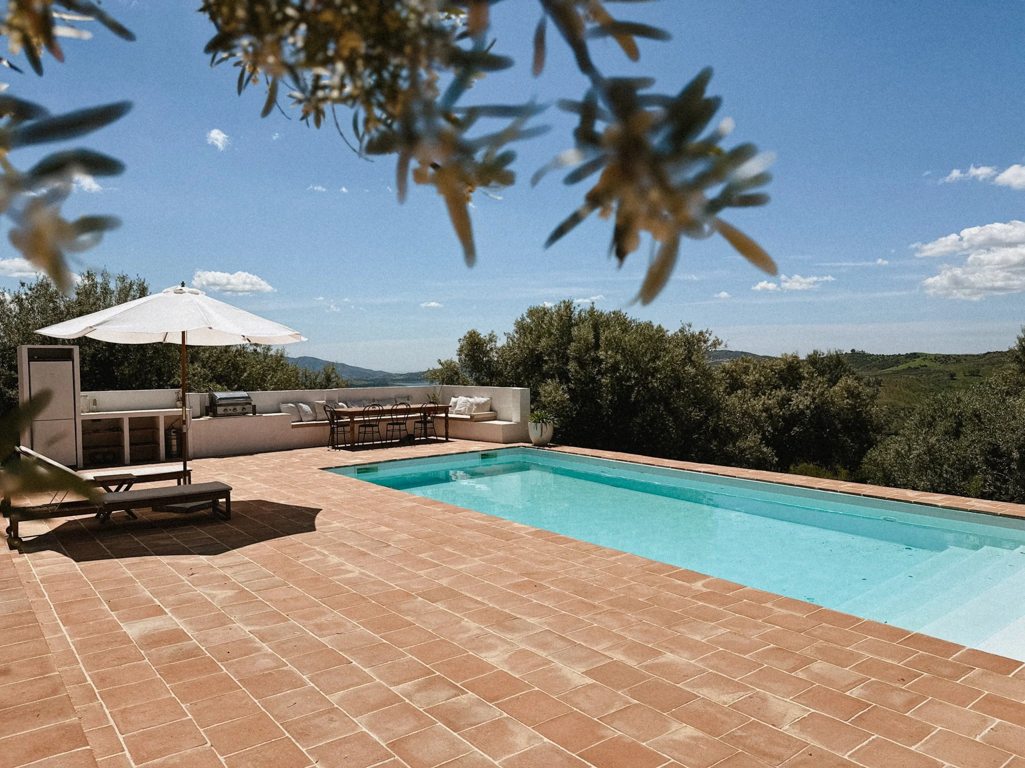 Terras rondom het zwembad