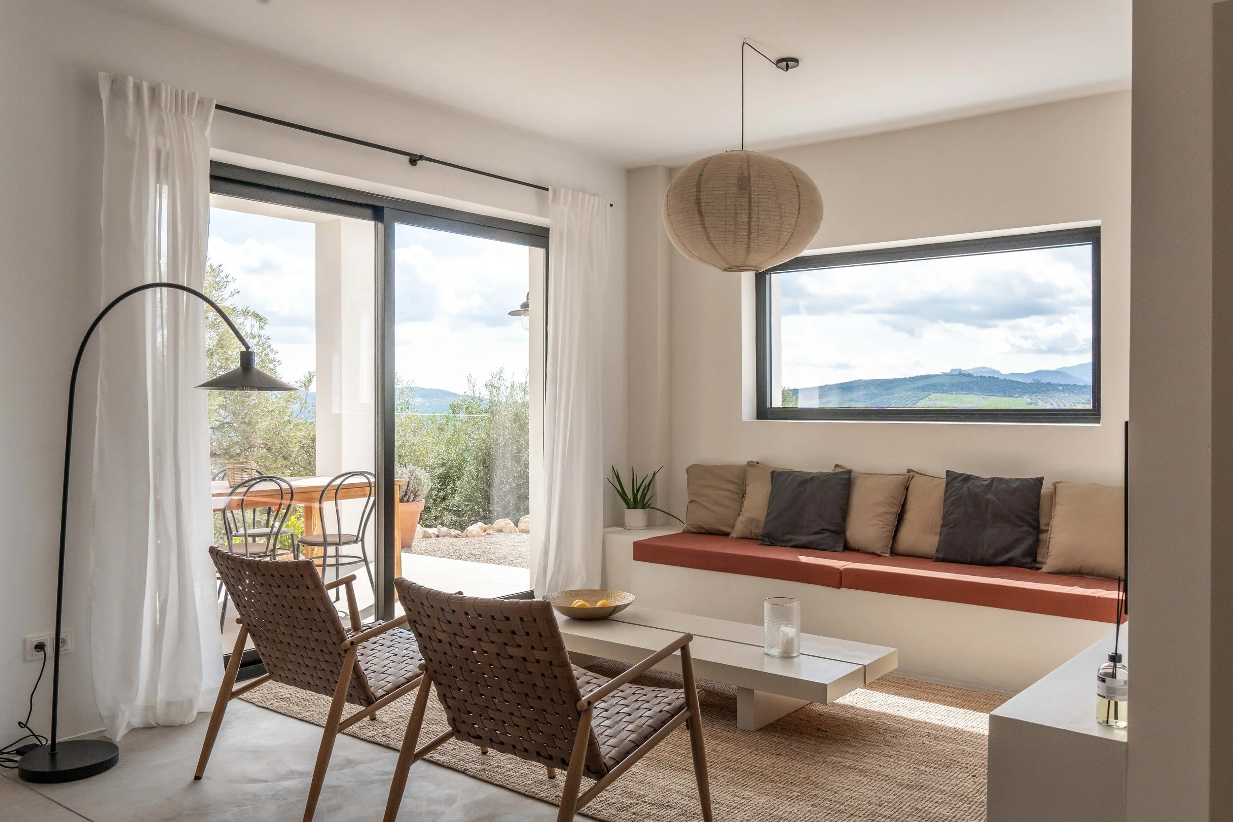 Woonkamer appartement met schuifdeur naar veranda