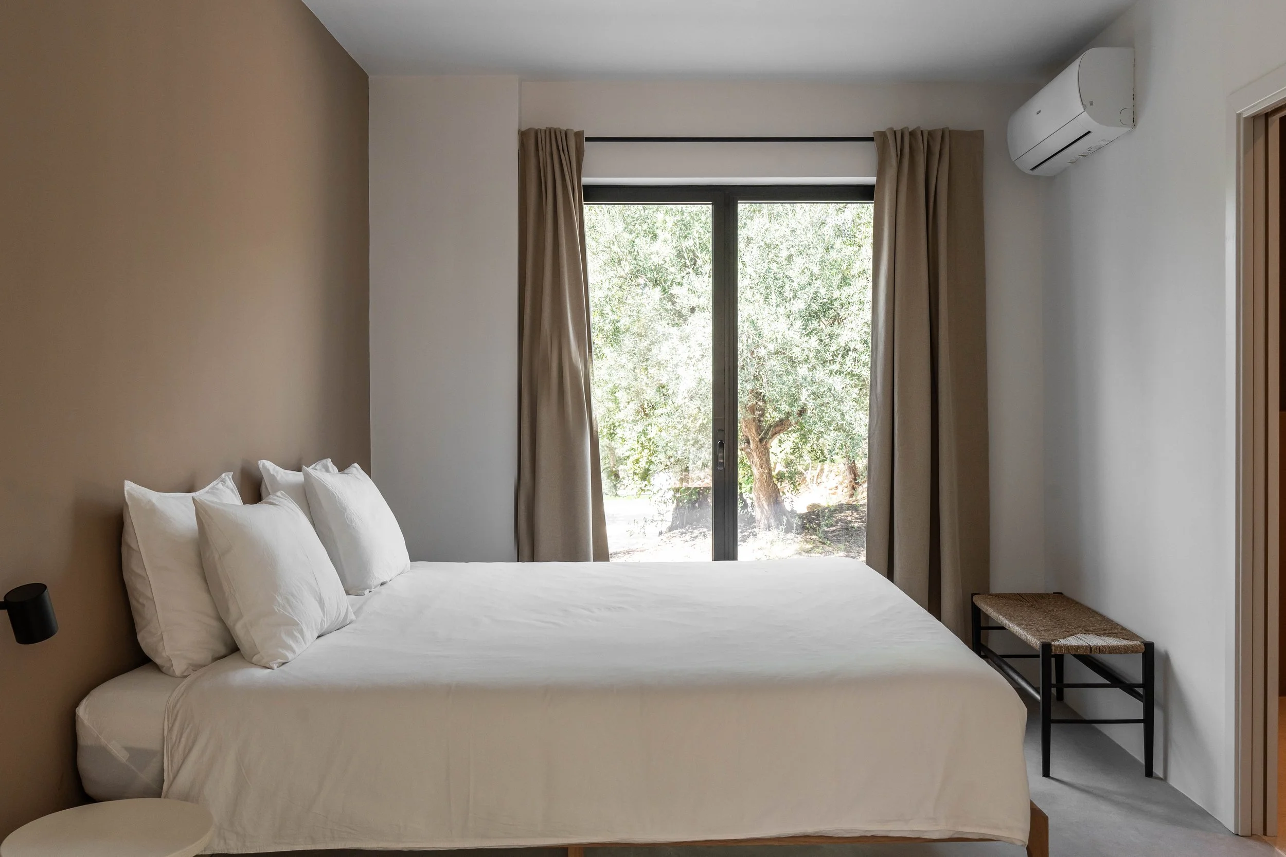 Slaapkamer met kingsize bed