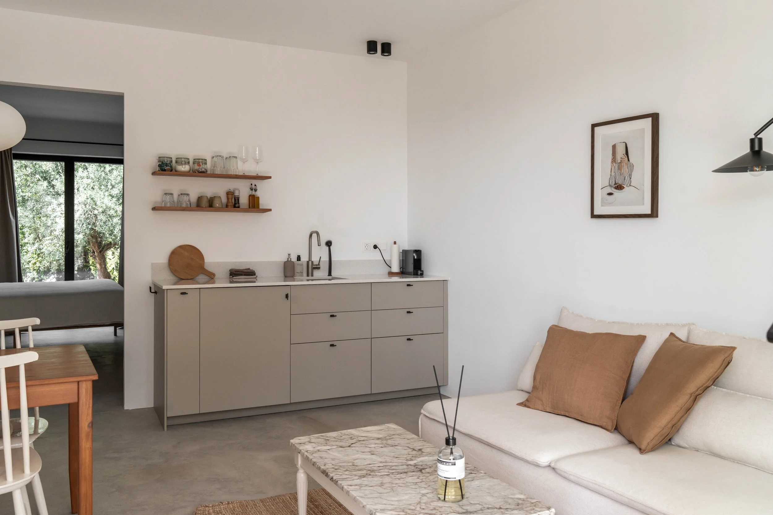 Kitchenette voorzien van koelkast en spoelbak