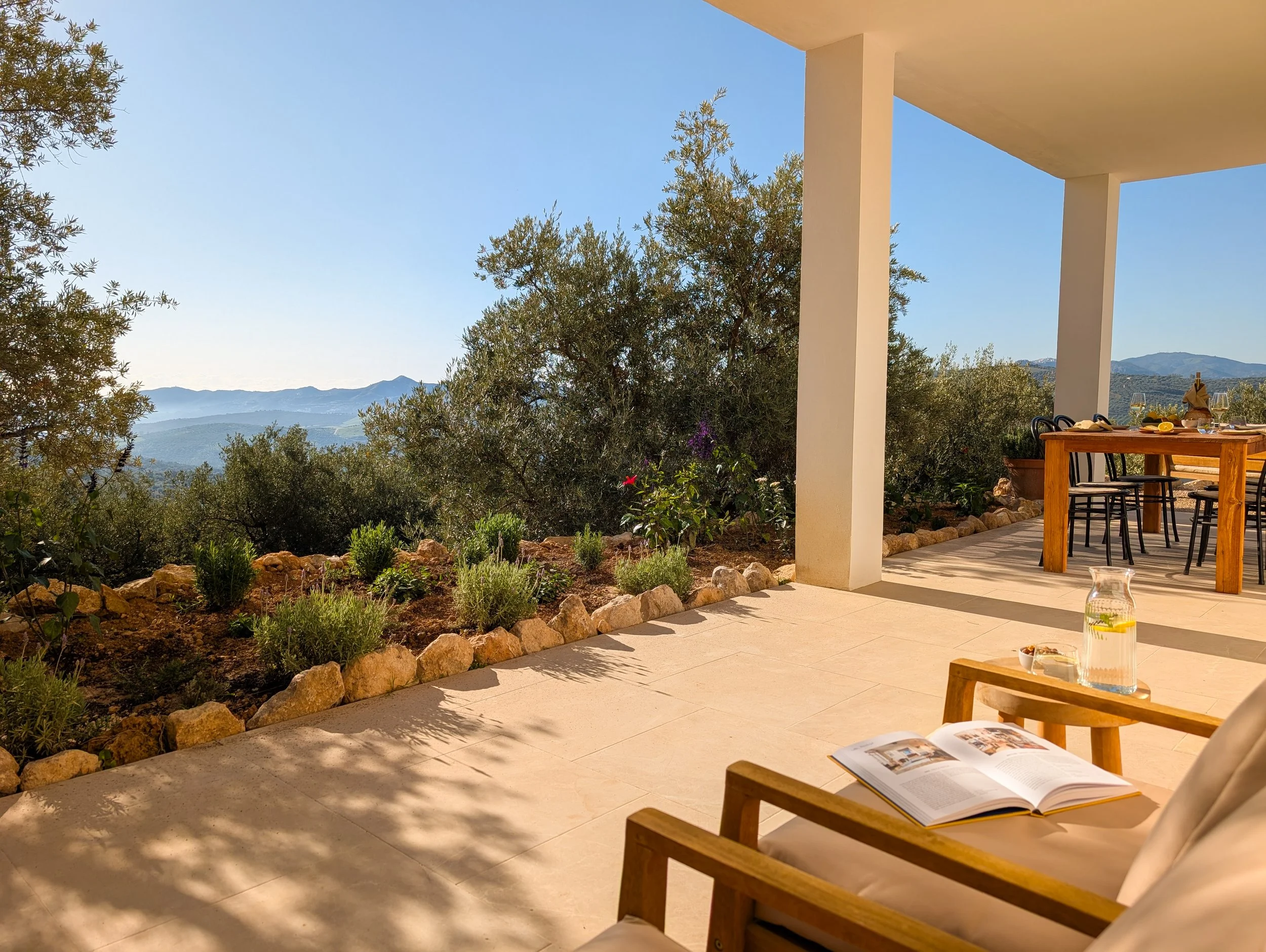 Zicht vanaf de veranda aan de voorzijde van Casa Serrana