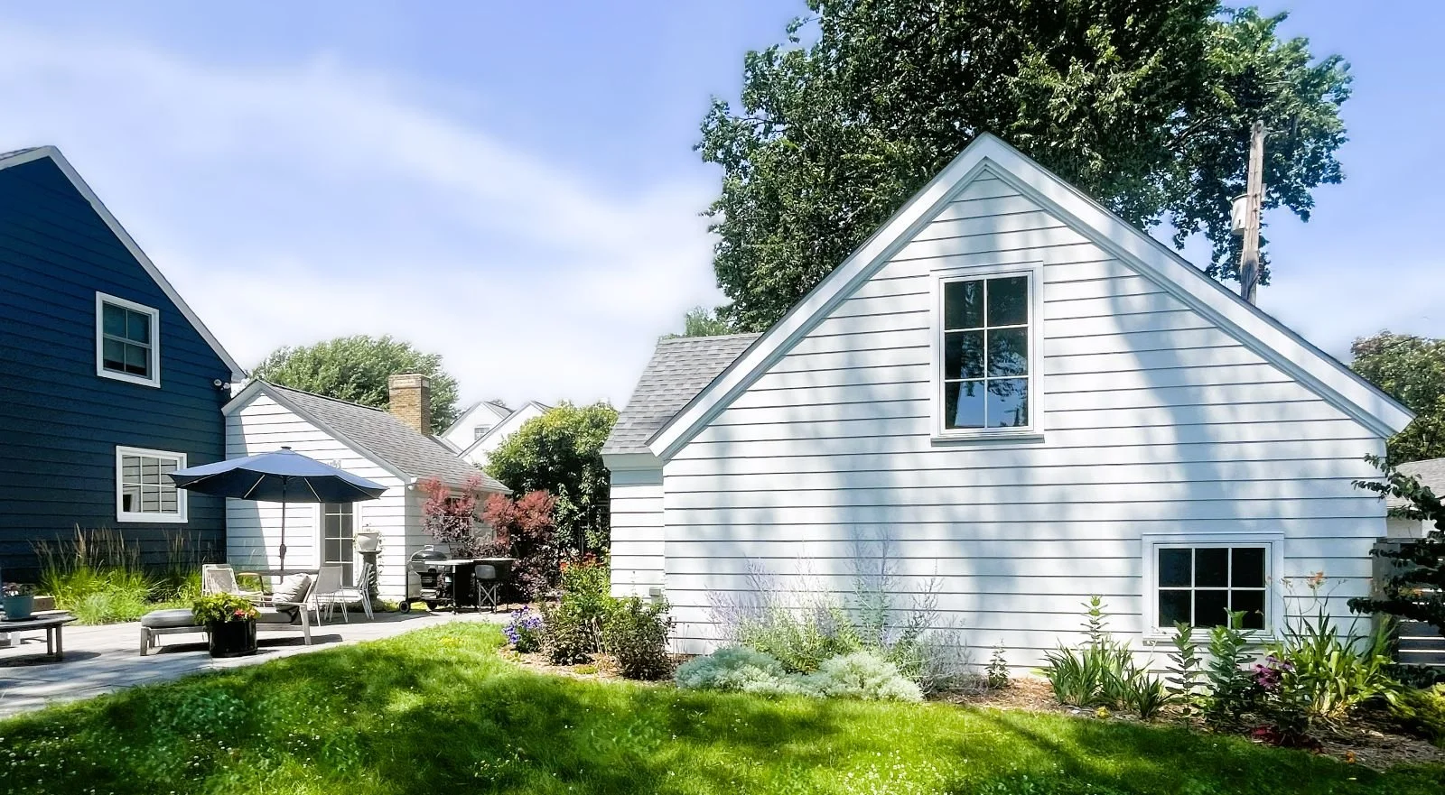 Garage and Yard 2.jpg