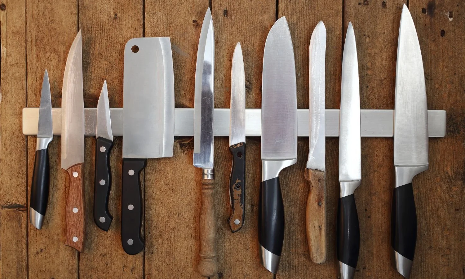 knives on magnet on wall