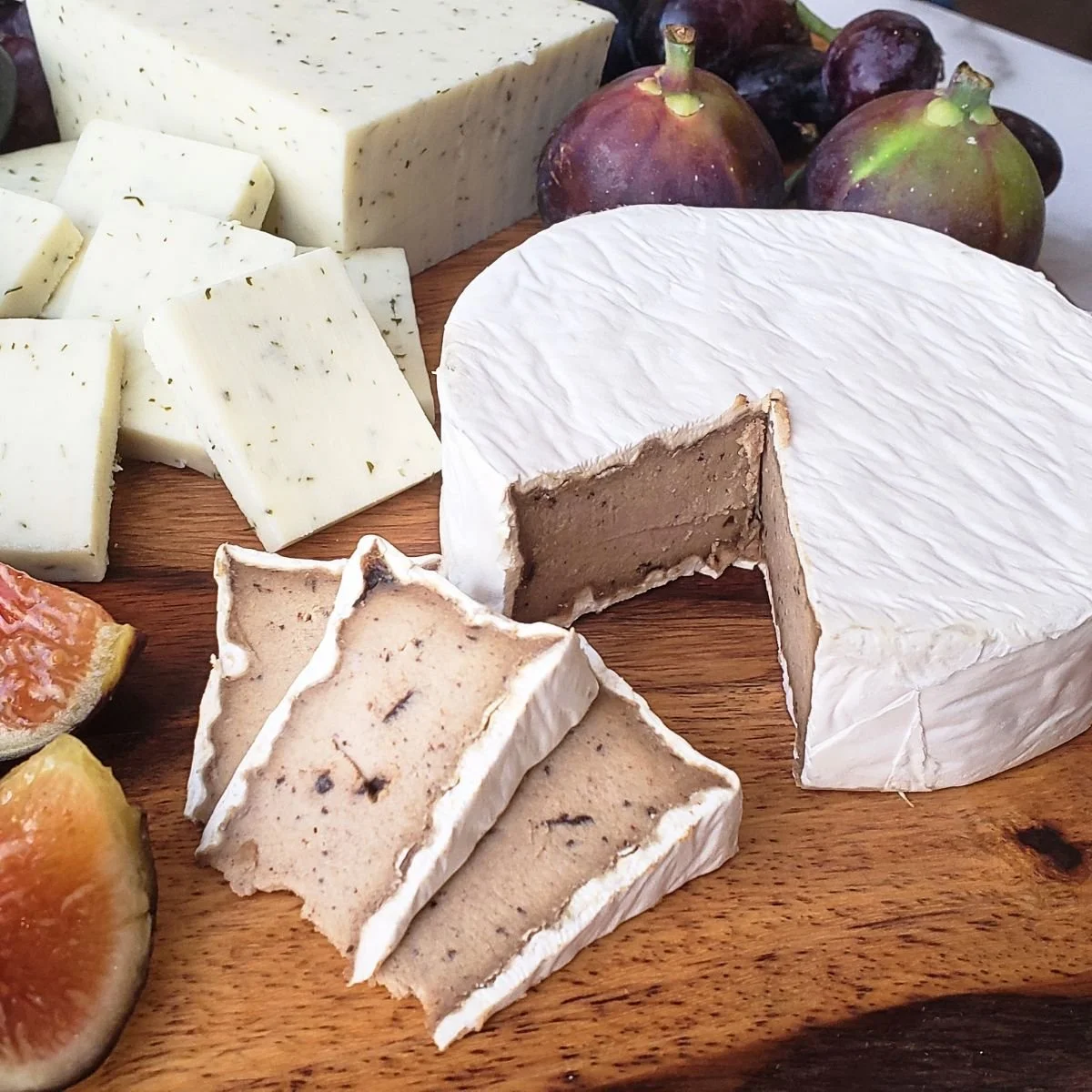 How To Make a Dairy Free Cheeseboard