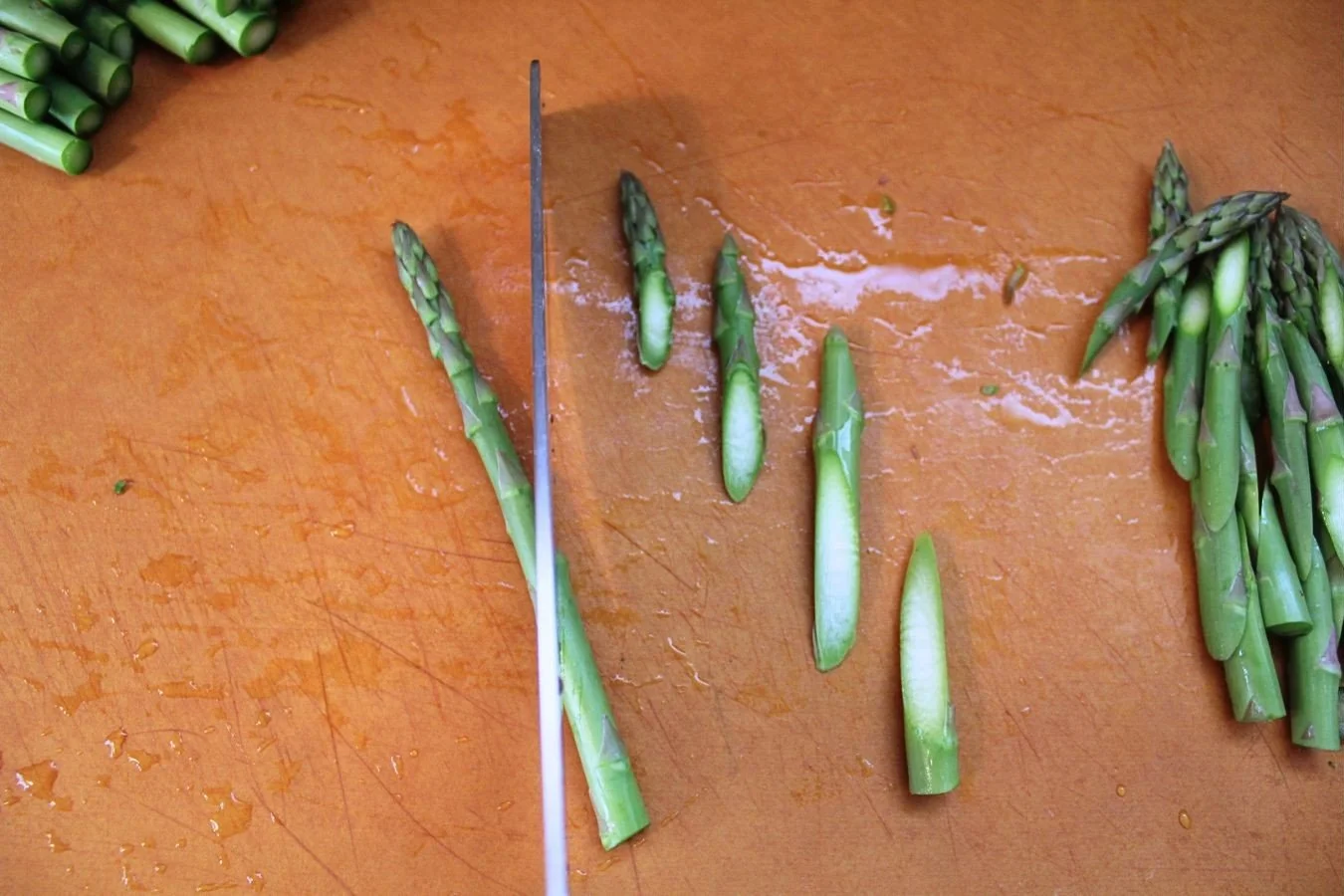 trimming asparagus on the bias